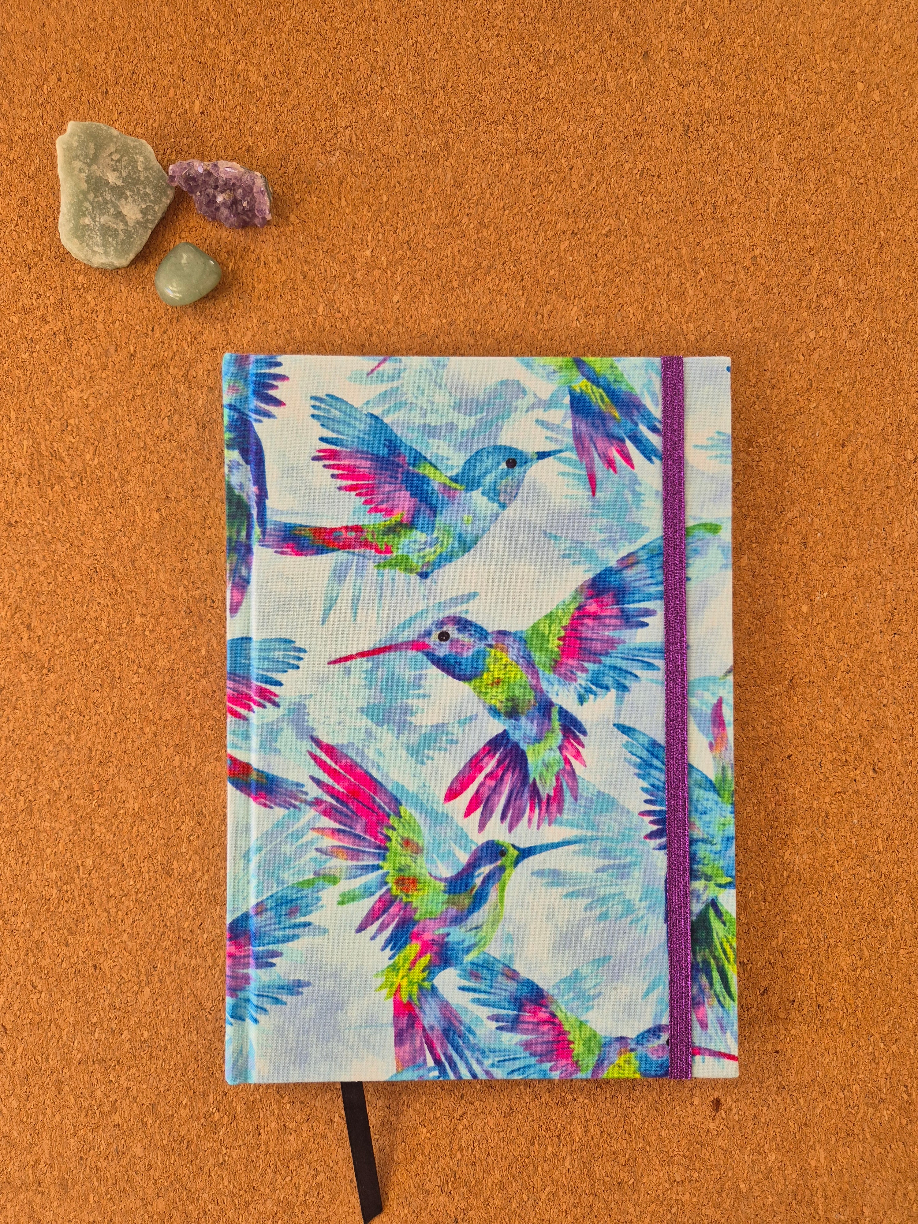 Libreta clásica mediana. Hojas de colores / Colibrís