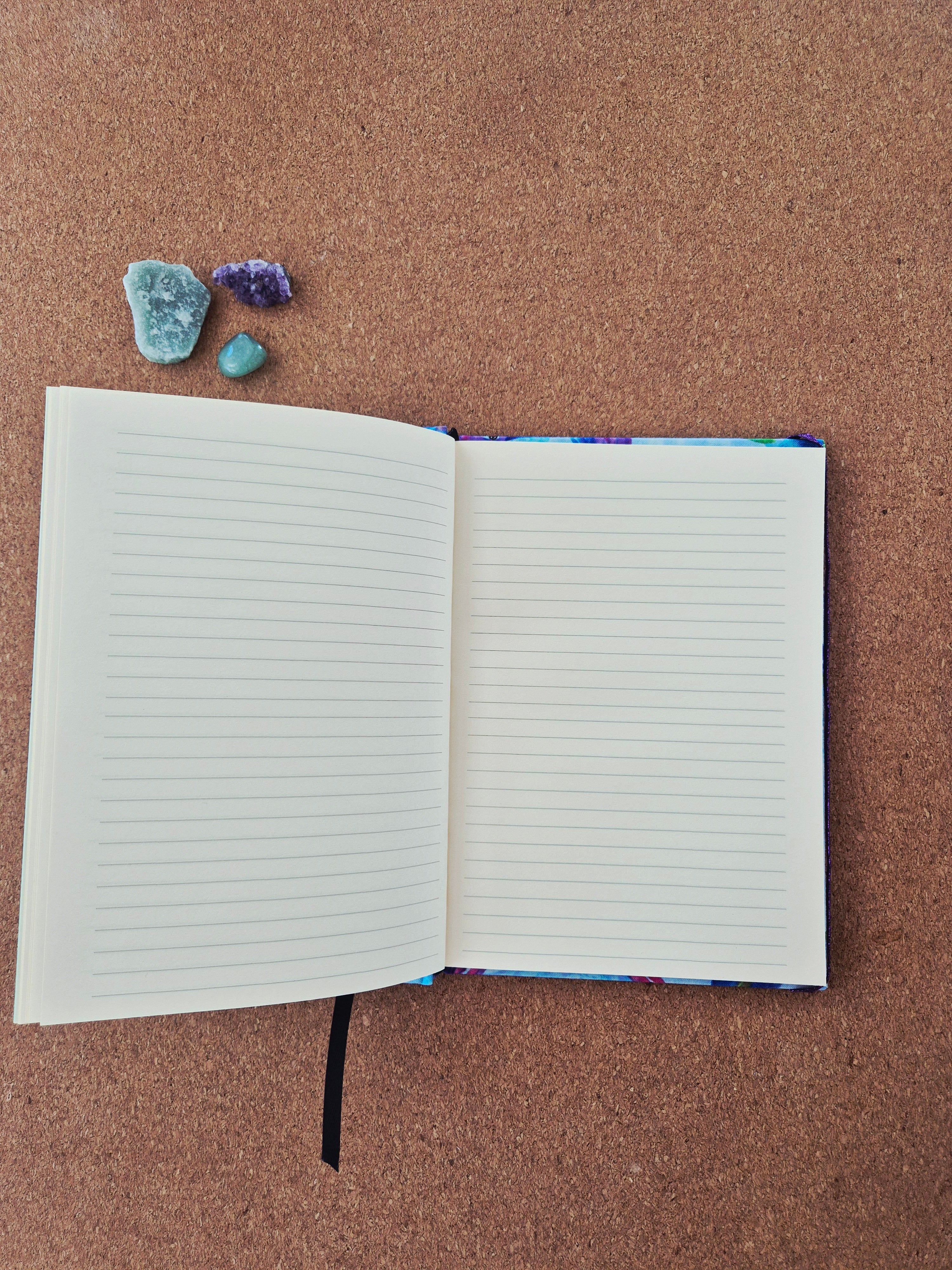 Libreta clásica mediana. Hojas de colores / Colibrís