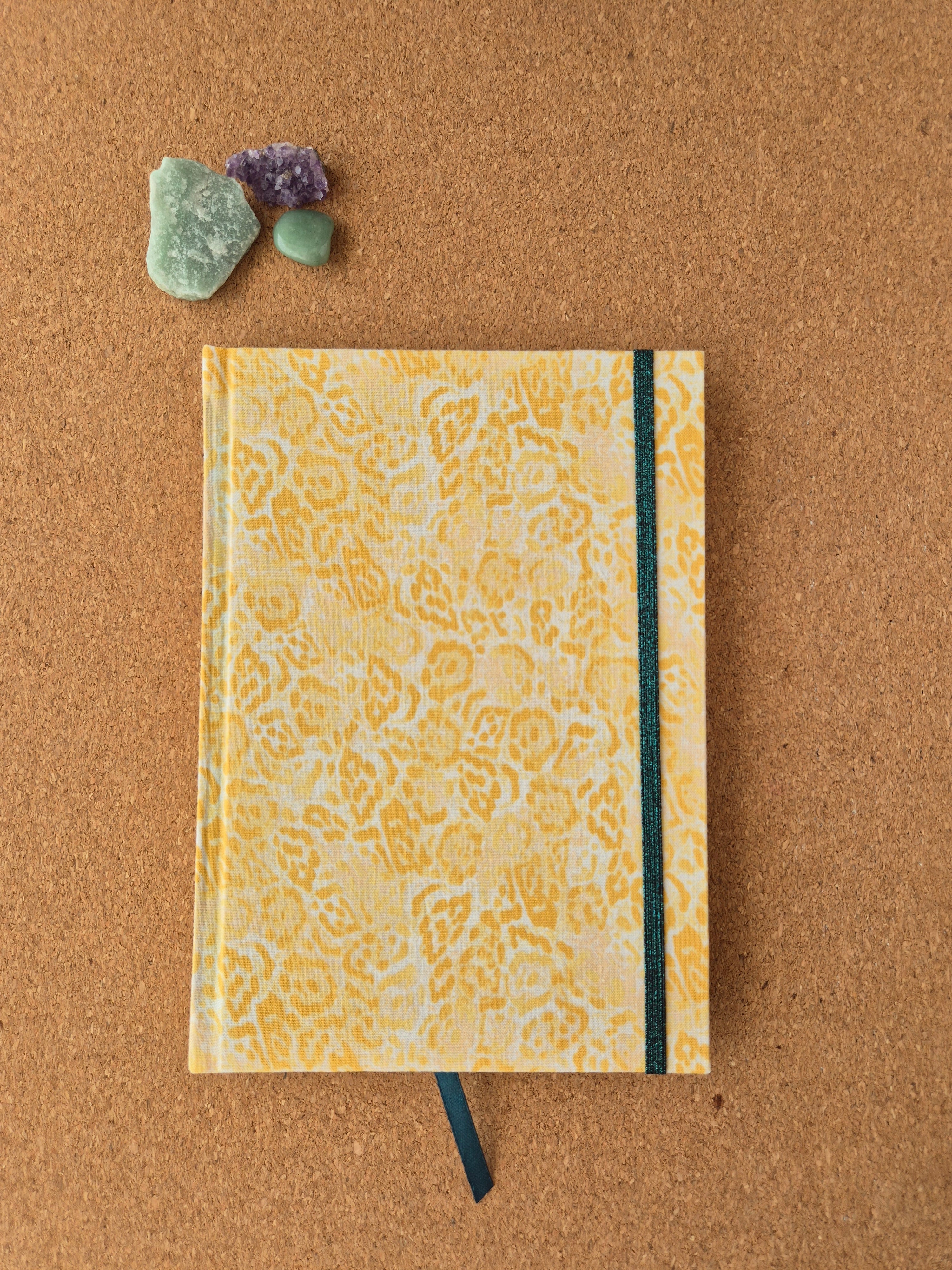 Libreta clásica mediana. Hojas de colores / Amarillo print