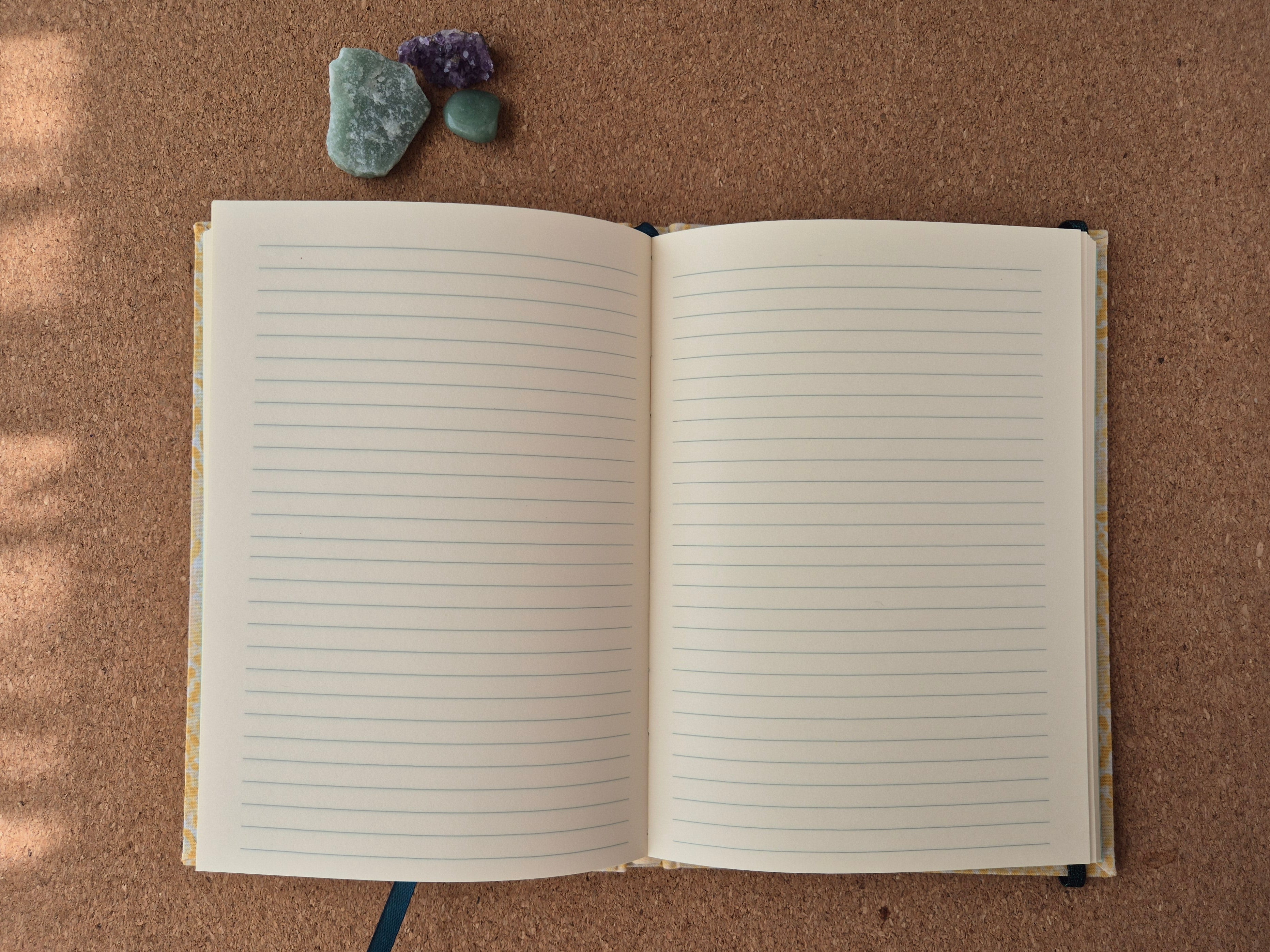 Libreta clásica mediana. Hojas de colores / Amarillo print