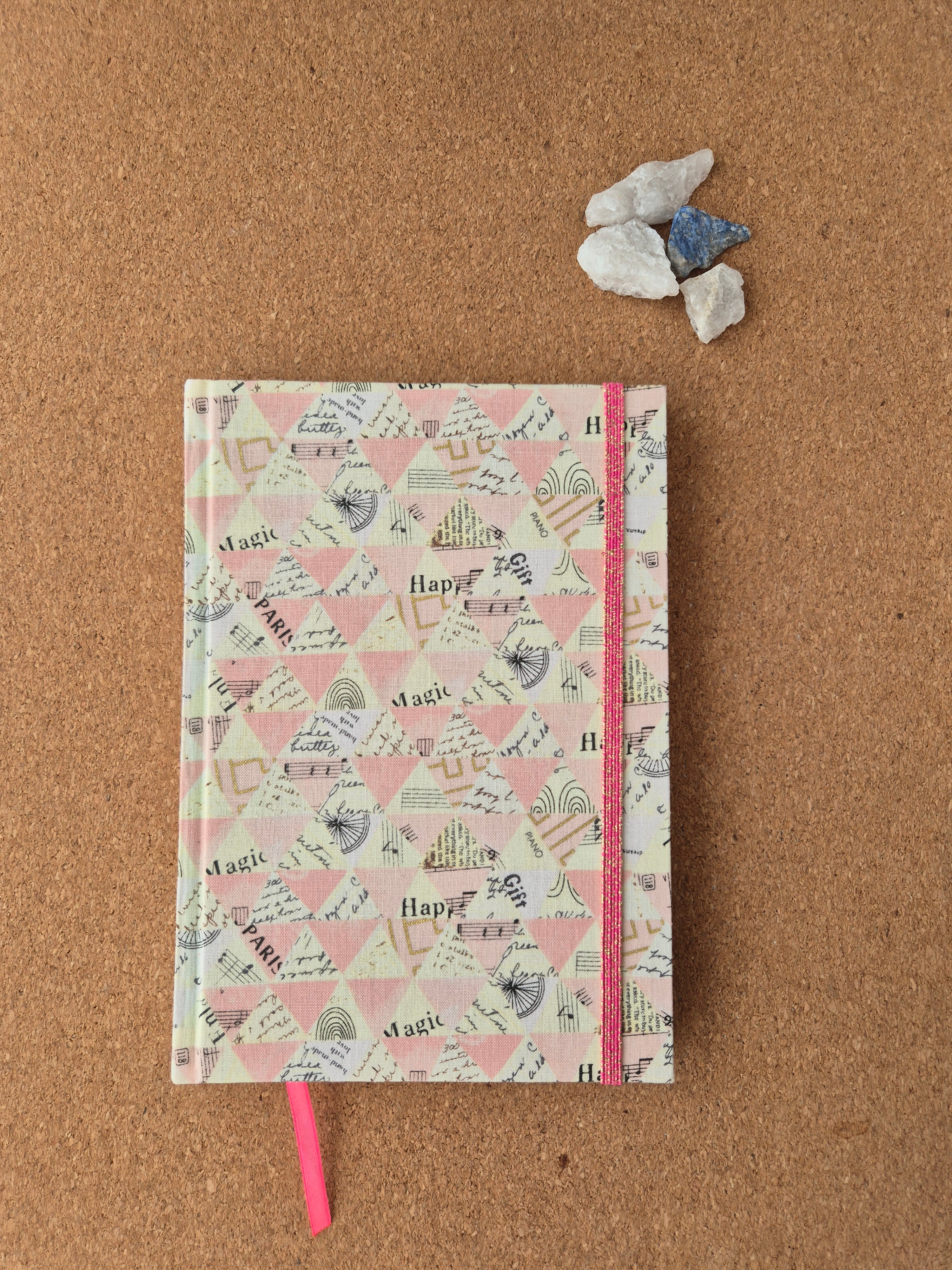 Libreta clásica mediana. Hojas de colores /Triángulos rosas