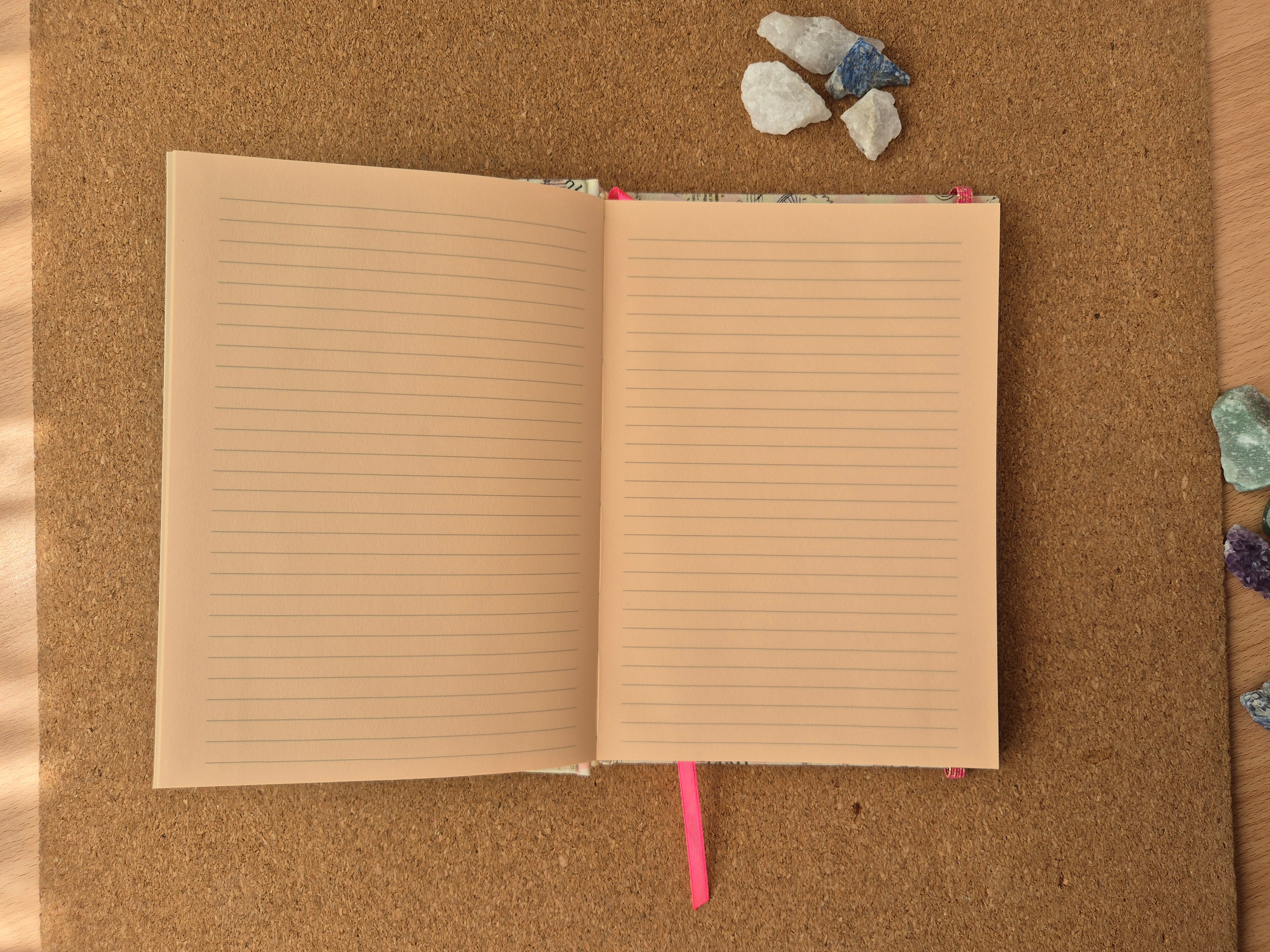 Libreta clásica mediana. Hojas de colores /Triángulos rosas