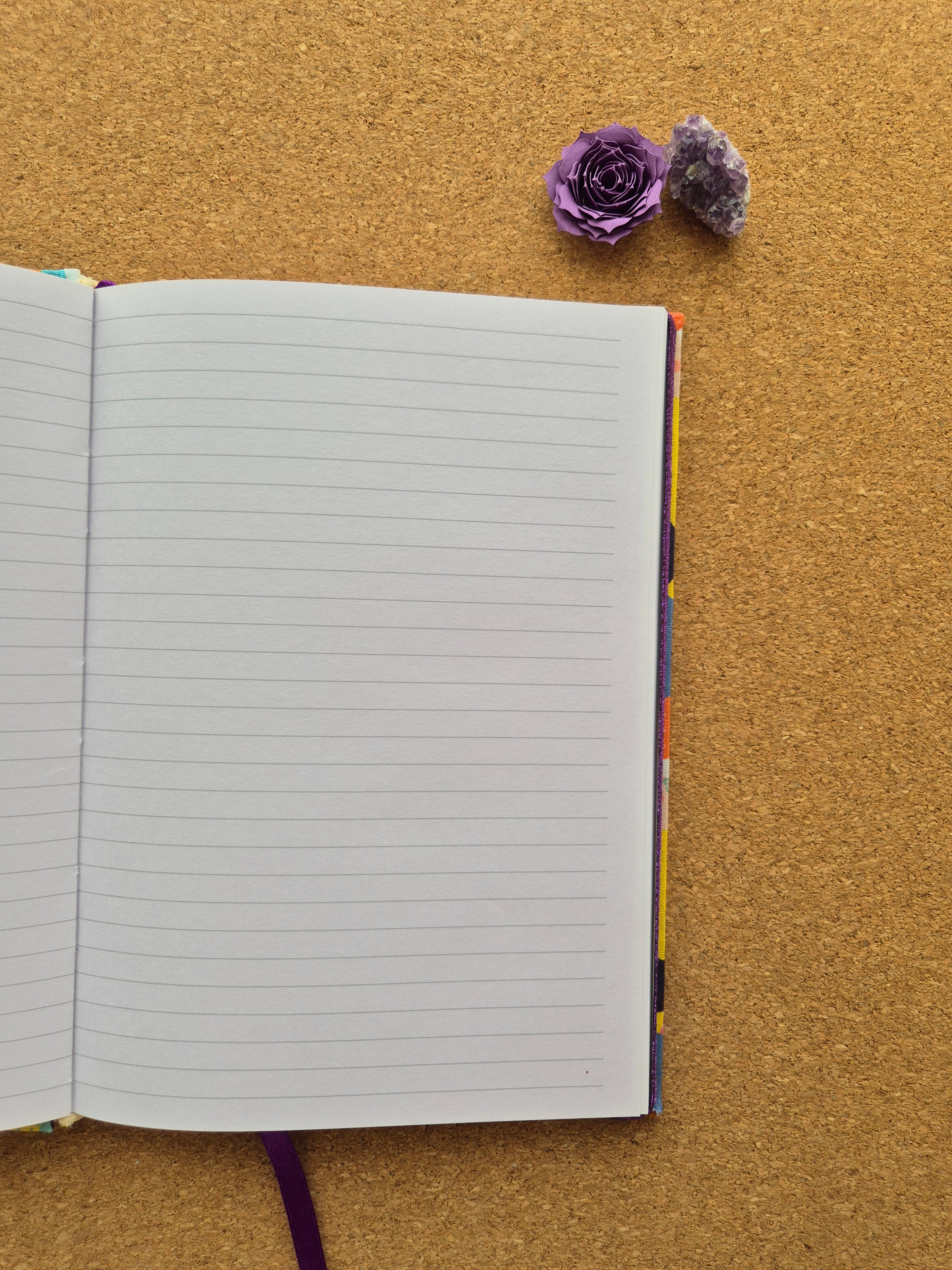 Libreta clásica mediana. Hojas de colores / Mujeres hojas lilas