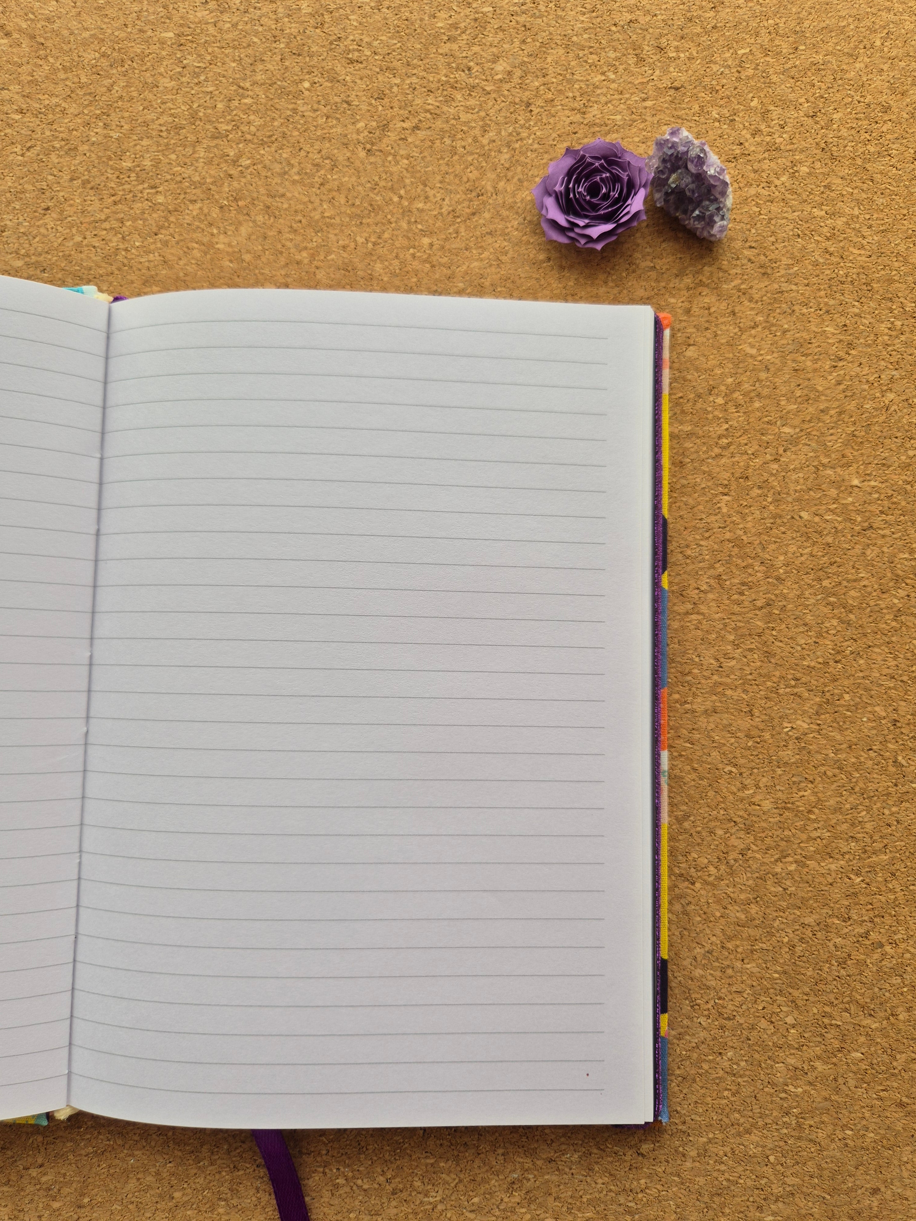 Libreta clásica mediana. Hojas de colores / Mujeres hojas lilas