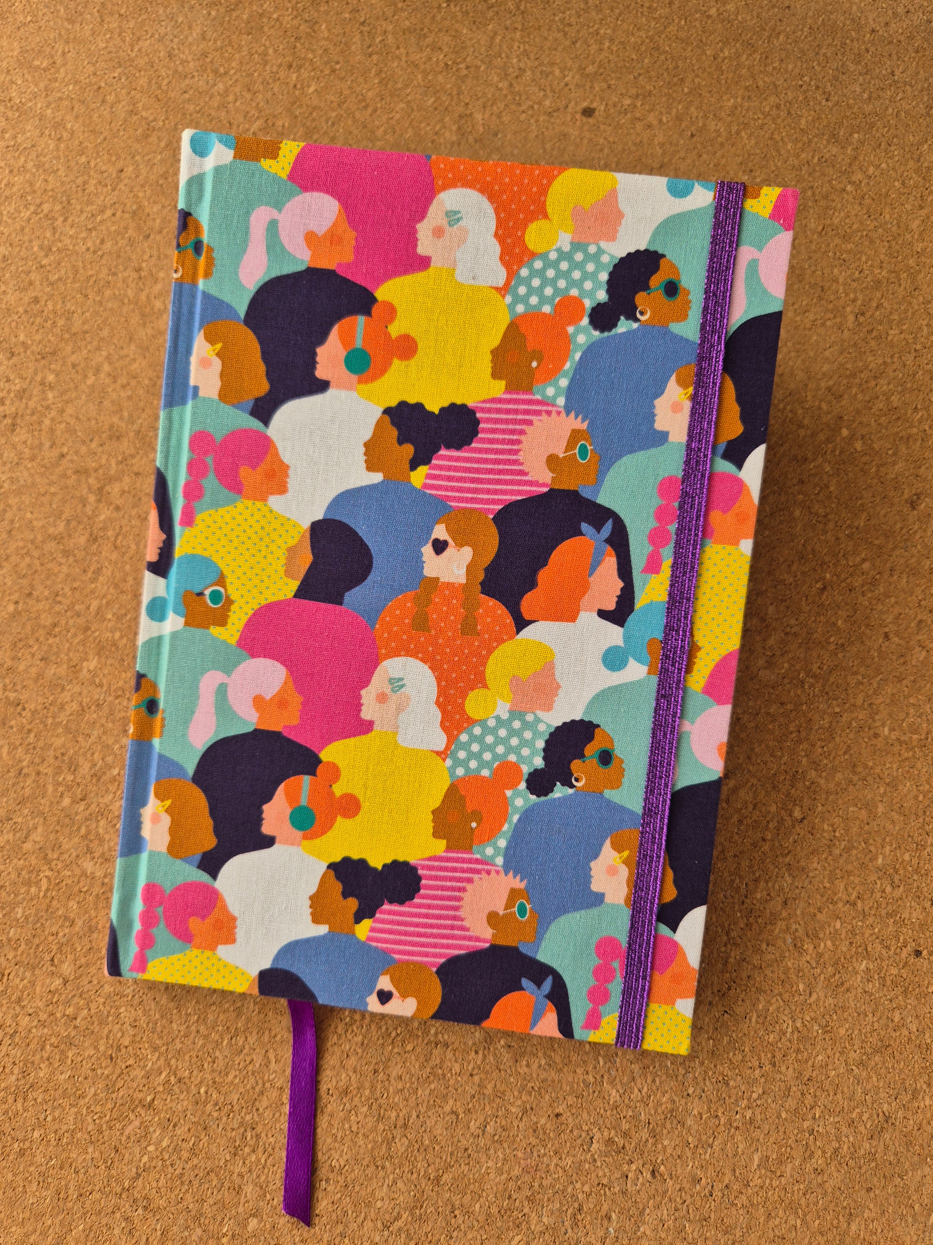 Libreta clásica mediana. Hojas de colores / Mujeres hojas lilas