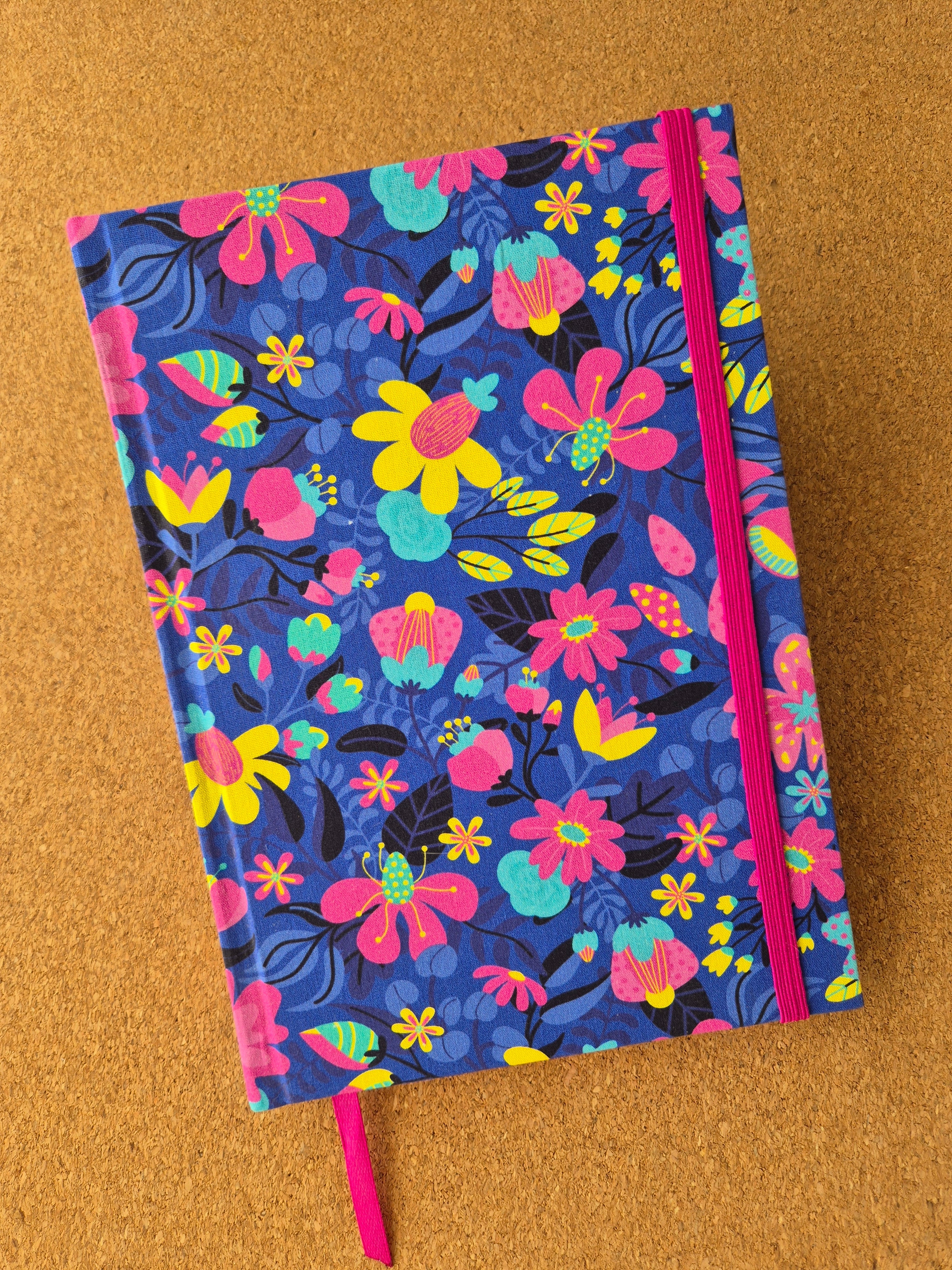 Libreta clásica mediana. Hojas de colores / Flores fondo azul