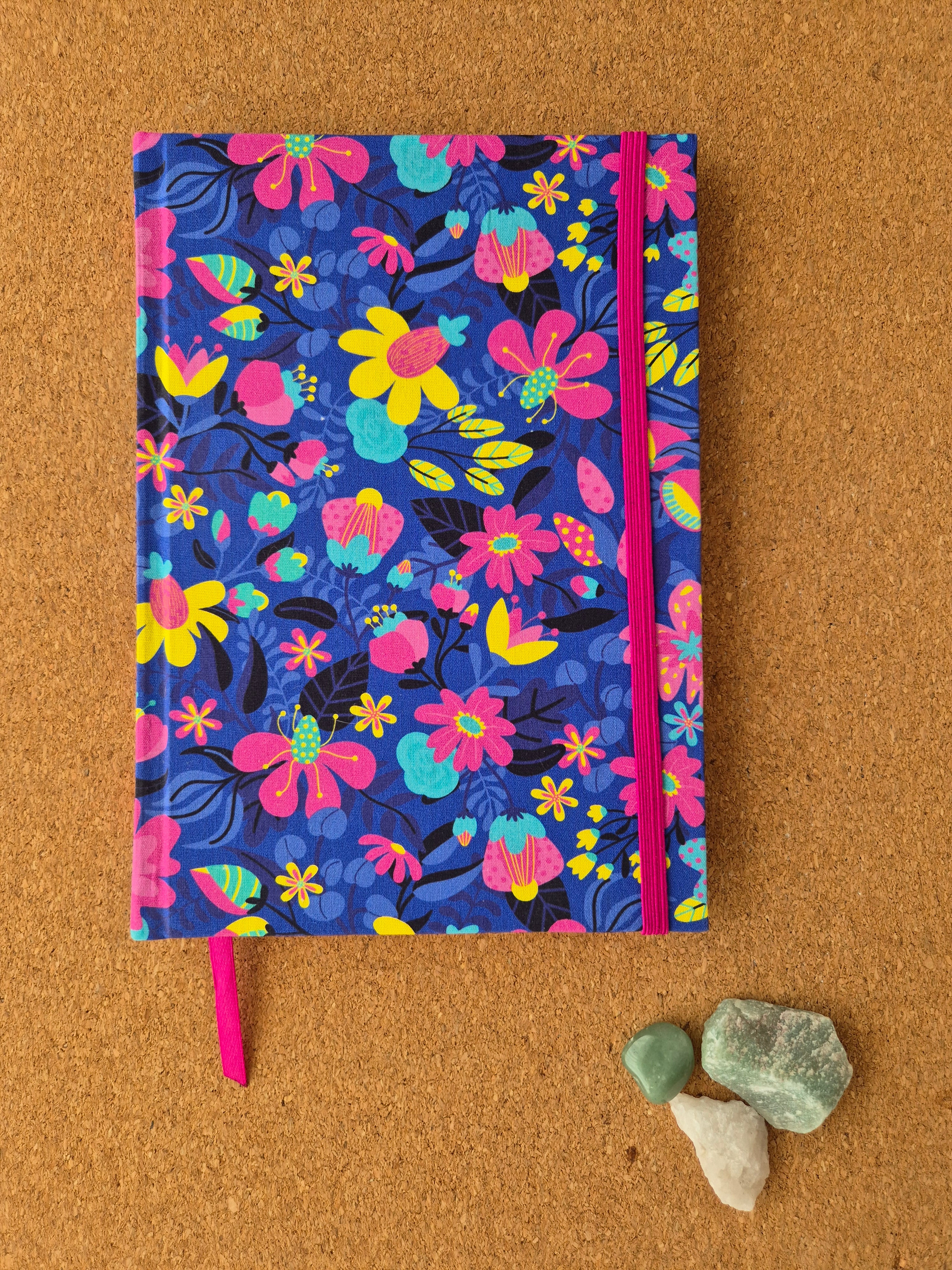 Libreta clásica mediana. Hojas de colores / Flores fondo azul