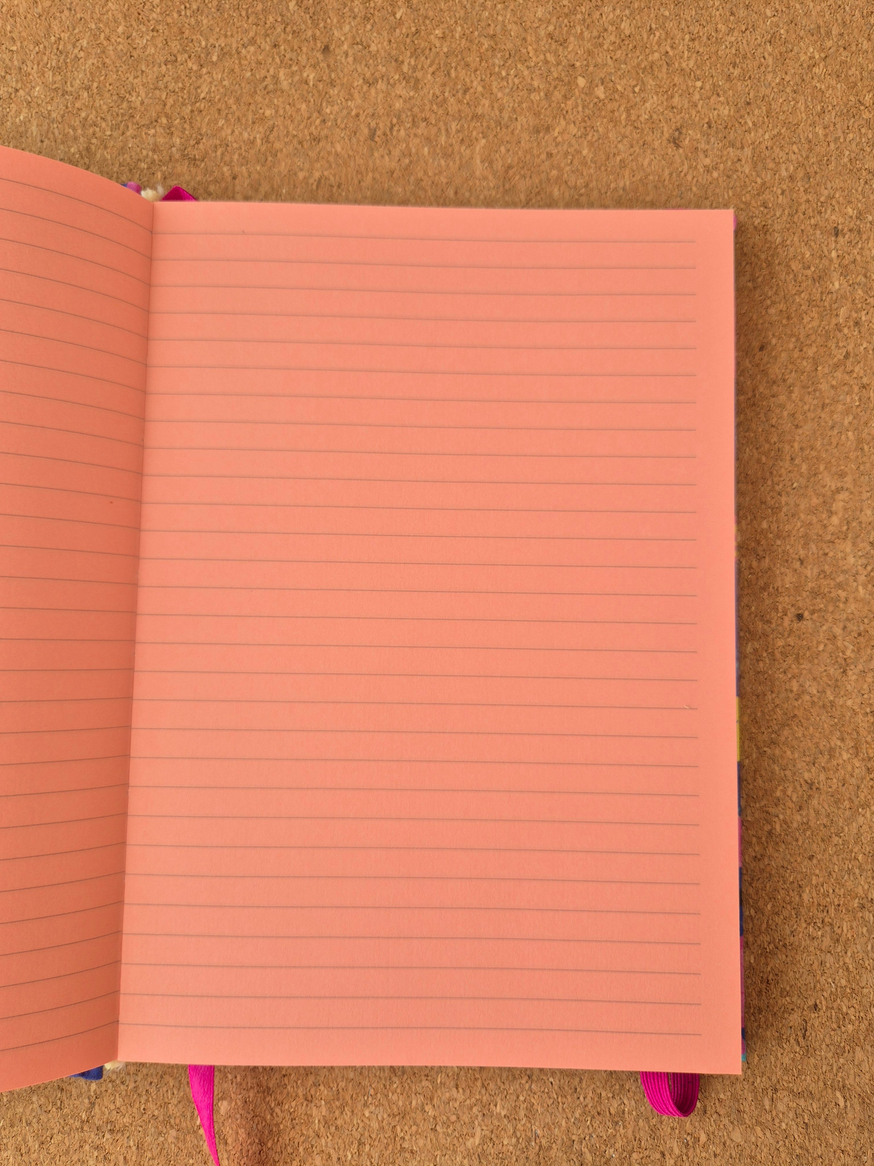 Libreta clásica mediana. Hojas de colores / Flores fondo azul