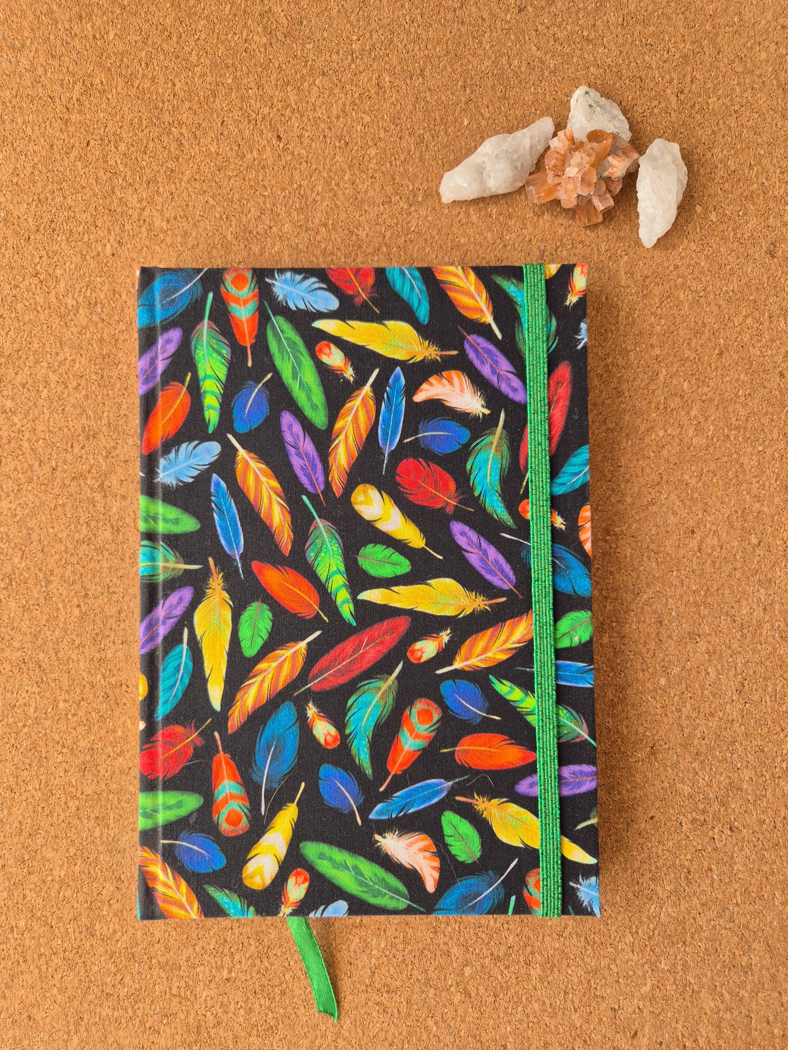 Libreta clásica mediana. Hojas de colores / Plumas fondo negro