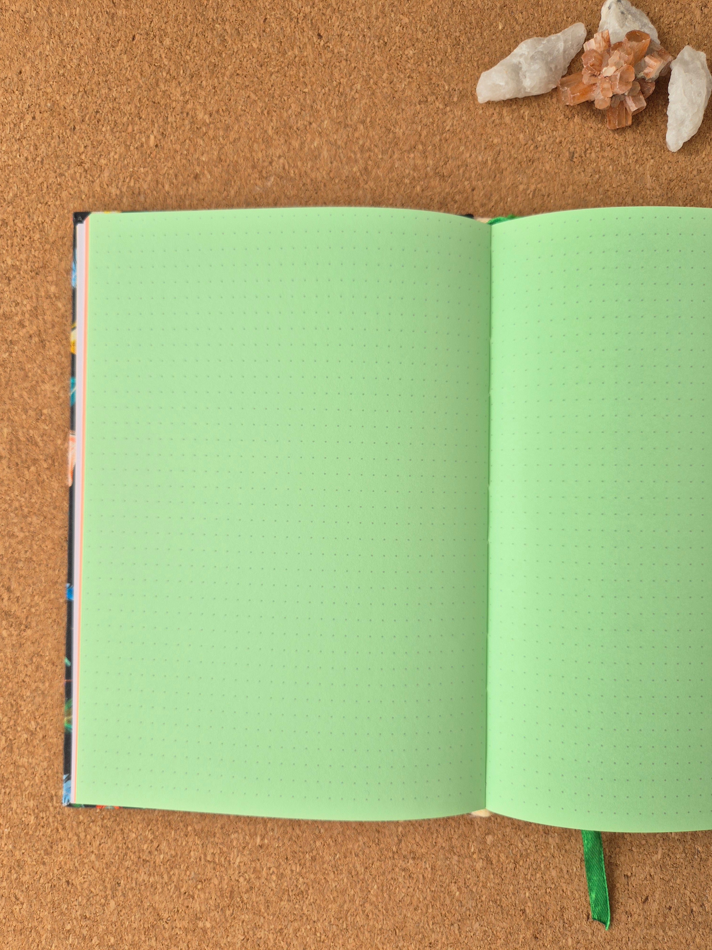 Libreta clásica mediana. Hojas de colores / Plumas fondo negro