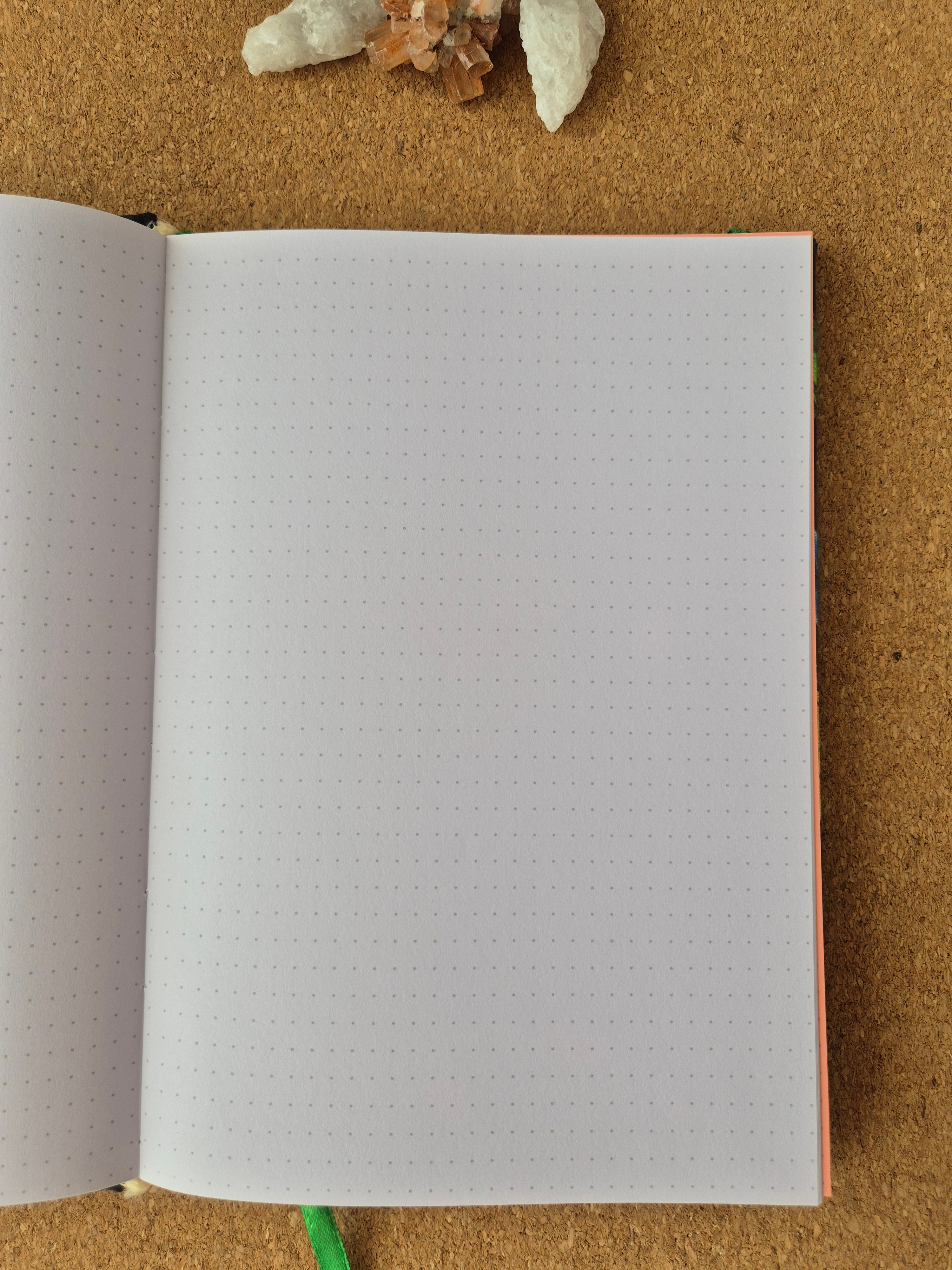 Libreta clásica mediana. Hojas de colores / Plumas fondo negro