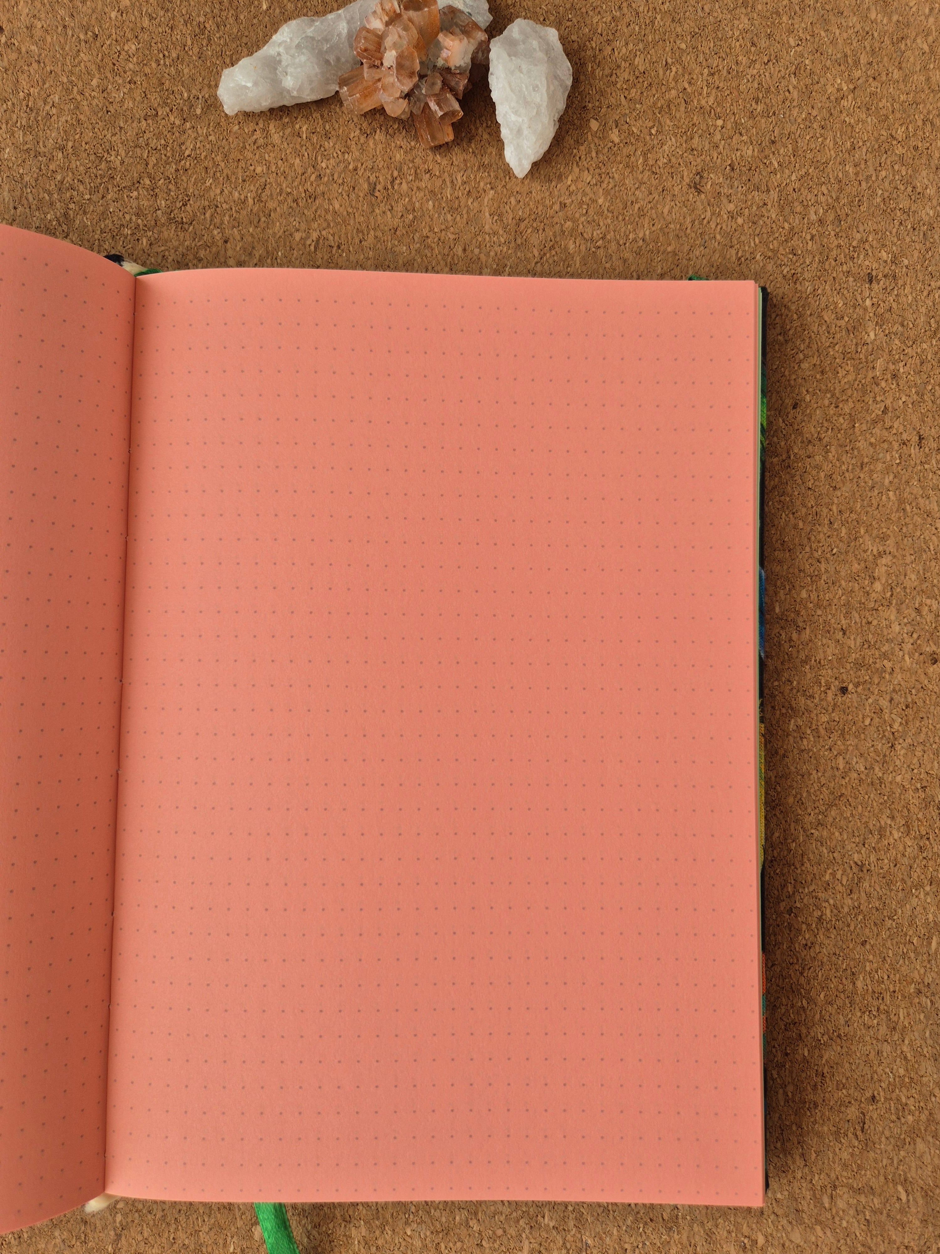 Libreta clásica mediana. Hojas de colores / Plumas fondo negro