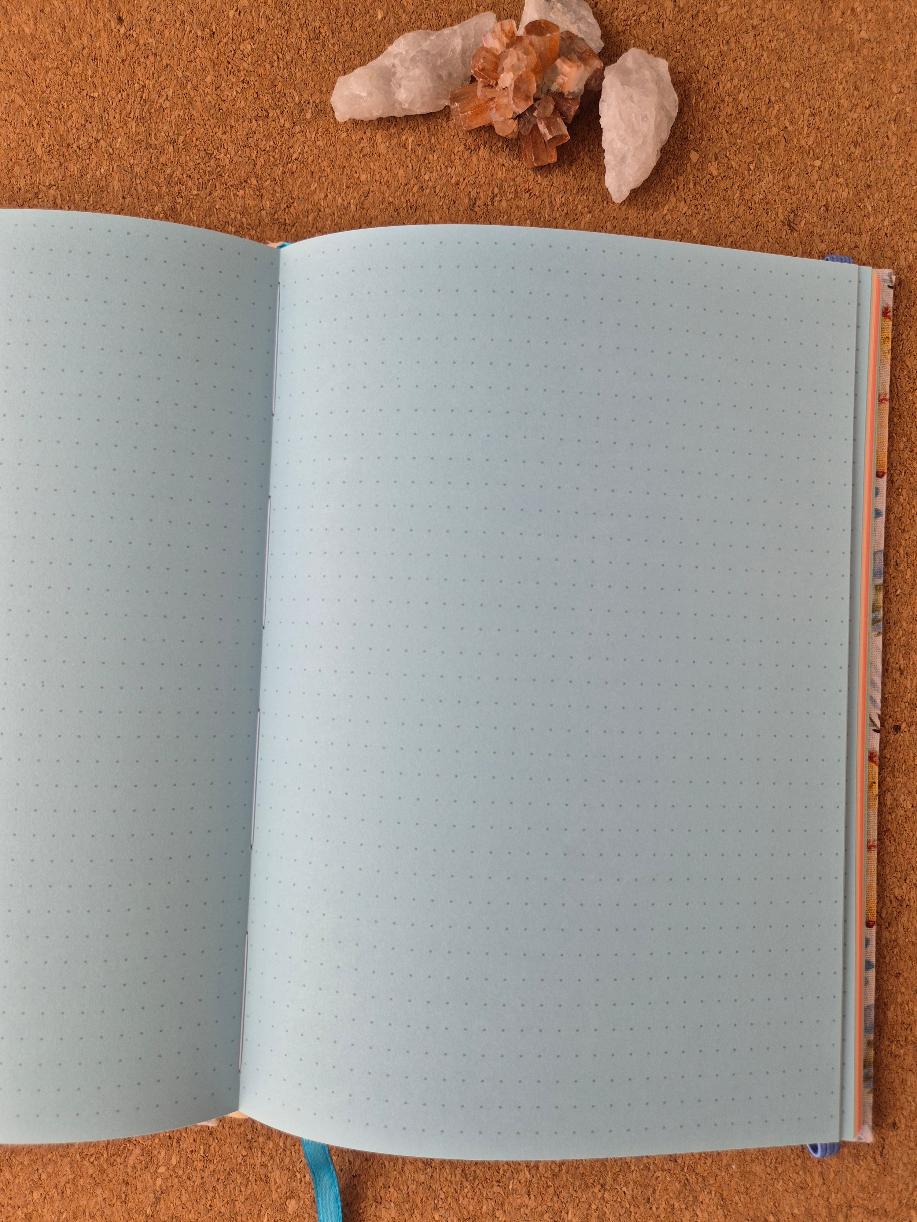 Libreta clásica mediana. Hojas de colores / Animalitos