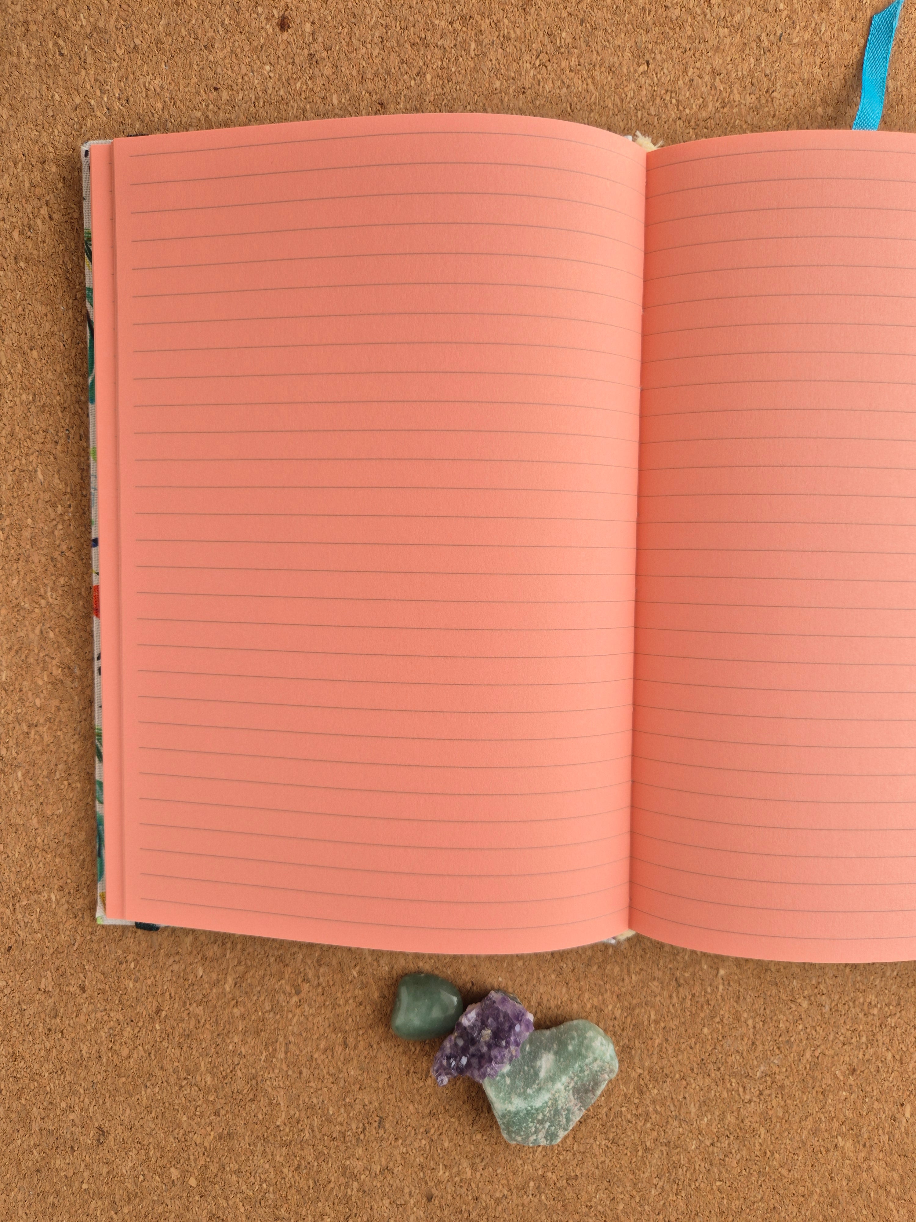 Libreta clásica mediana. Hojas de colores / Bosque pajaritos