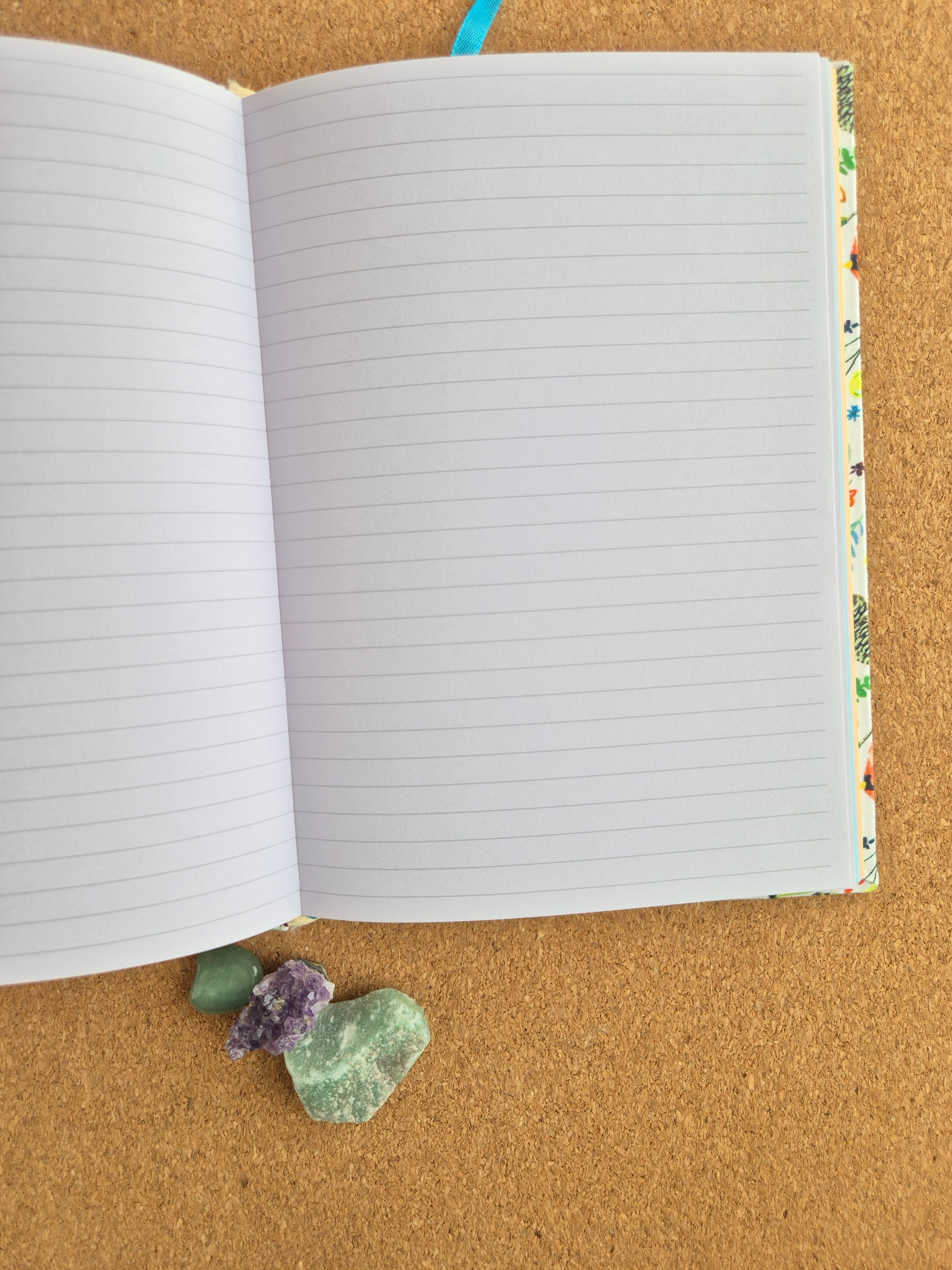 Libreta clásica mediana. Hojas de colores / Bosque pajaritos