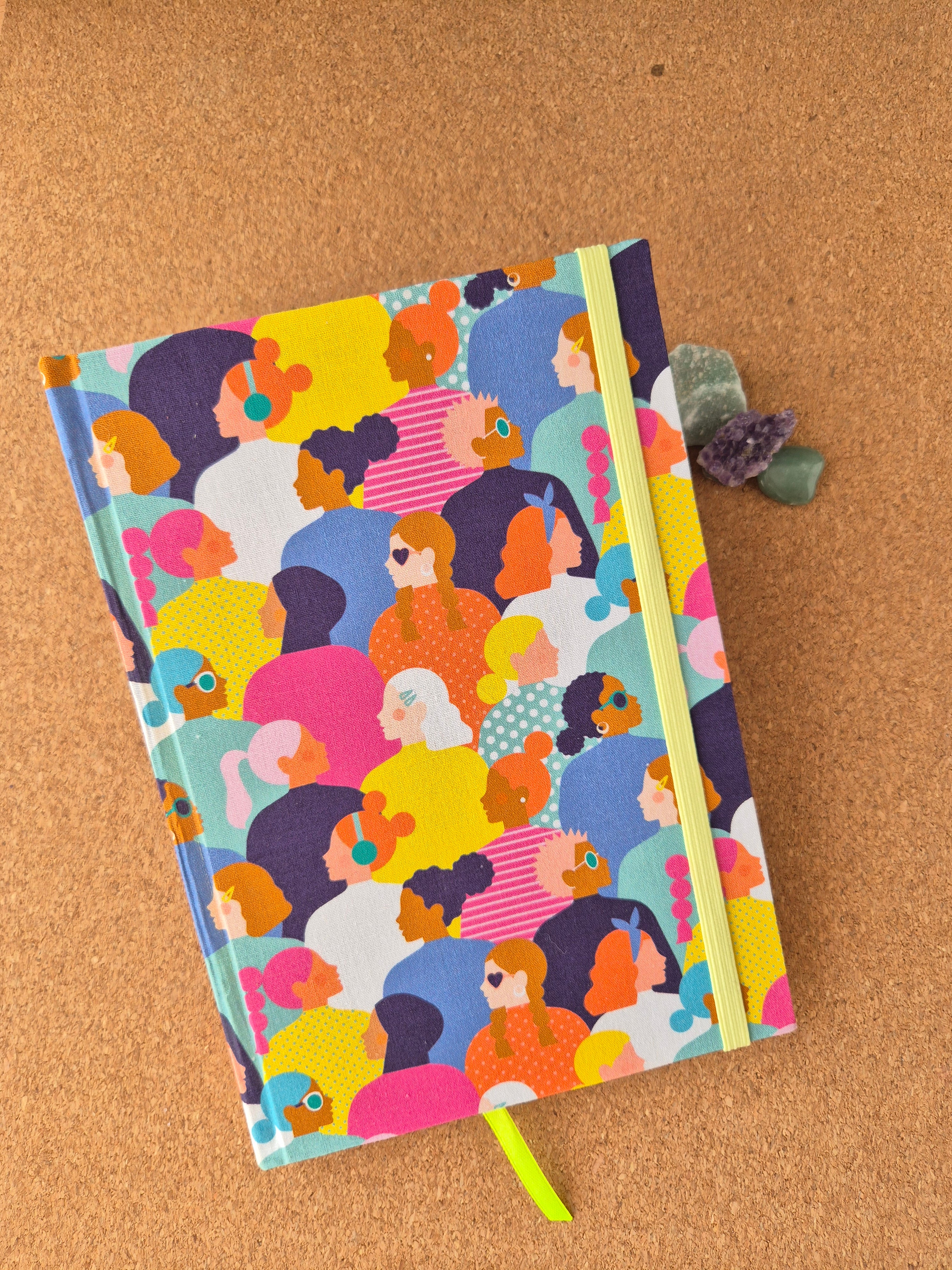 Libreta clásica mediana. Hojas de colores / Mujeres