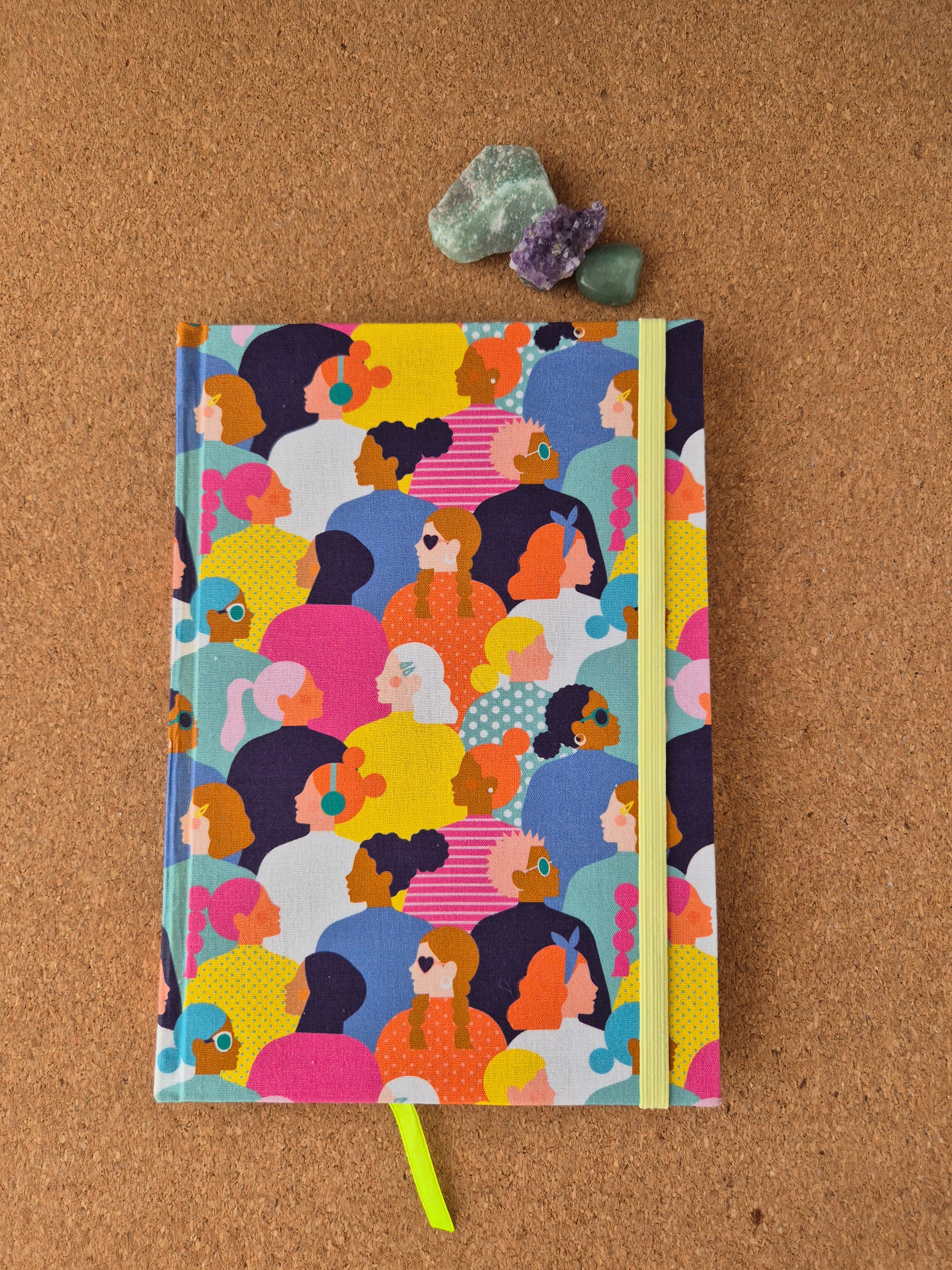 Libreta clásica mediana. Hojas de colores / Mujeres