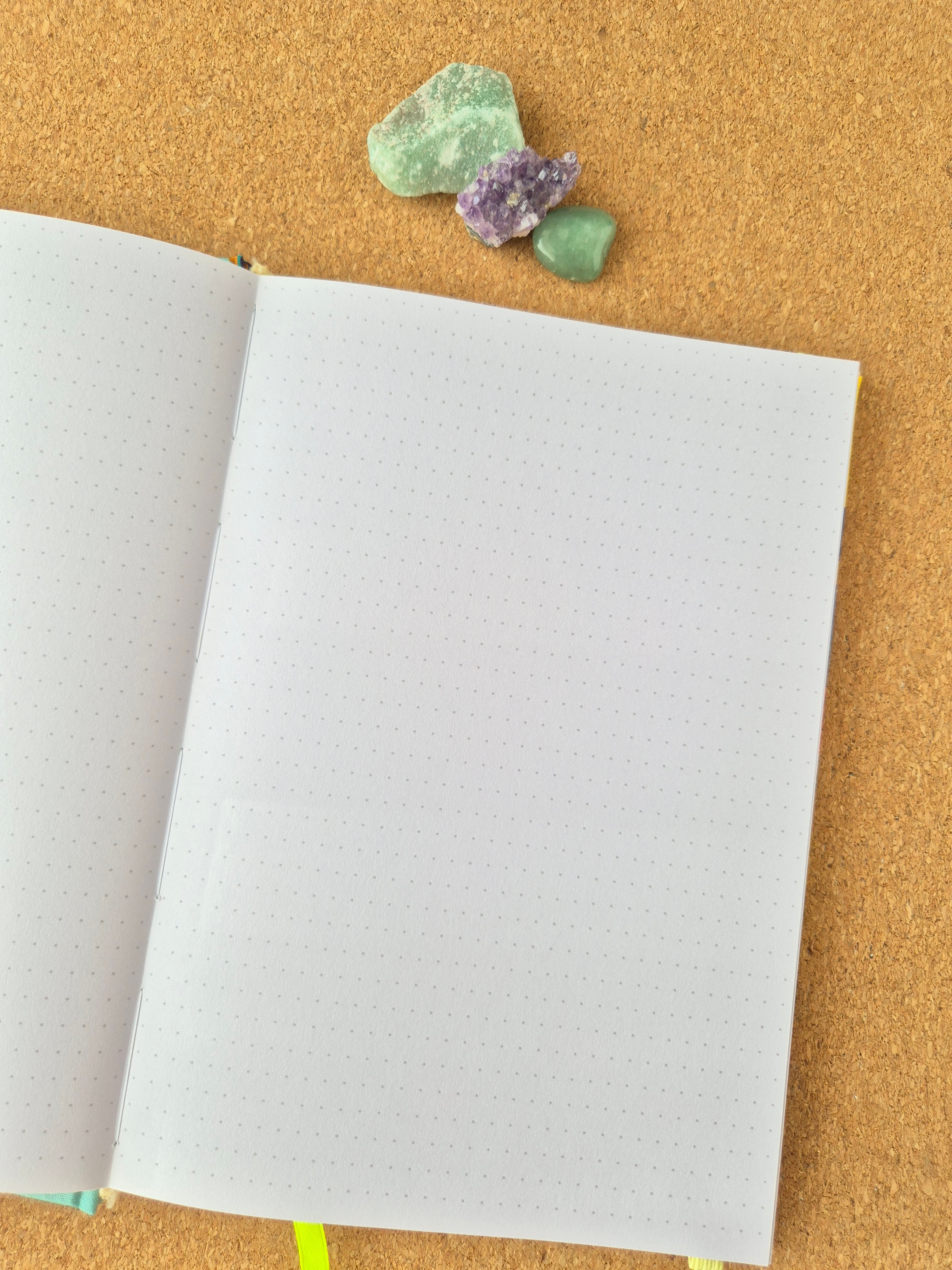 Libreta clásica mediana. Hojas de colores / Mujeres