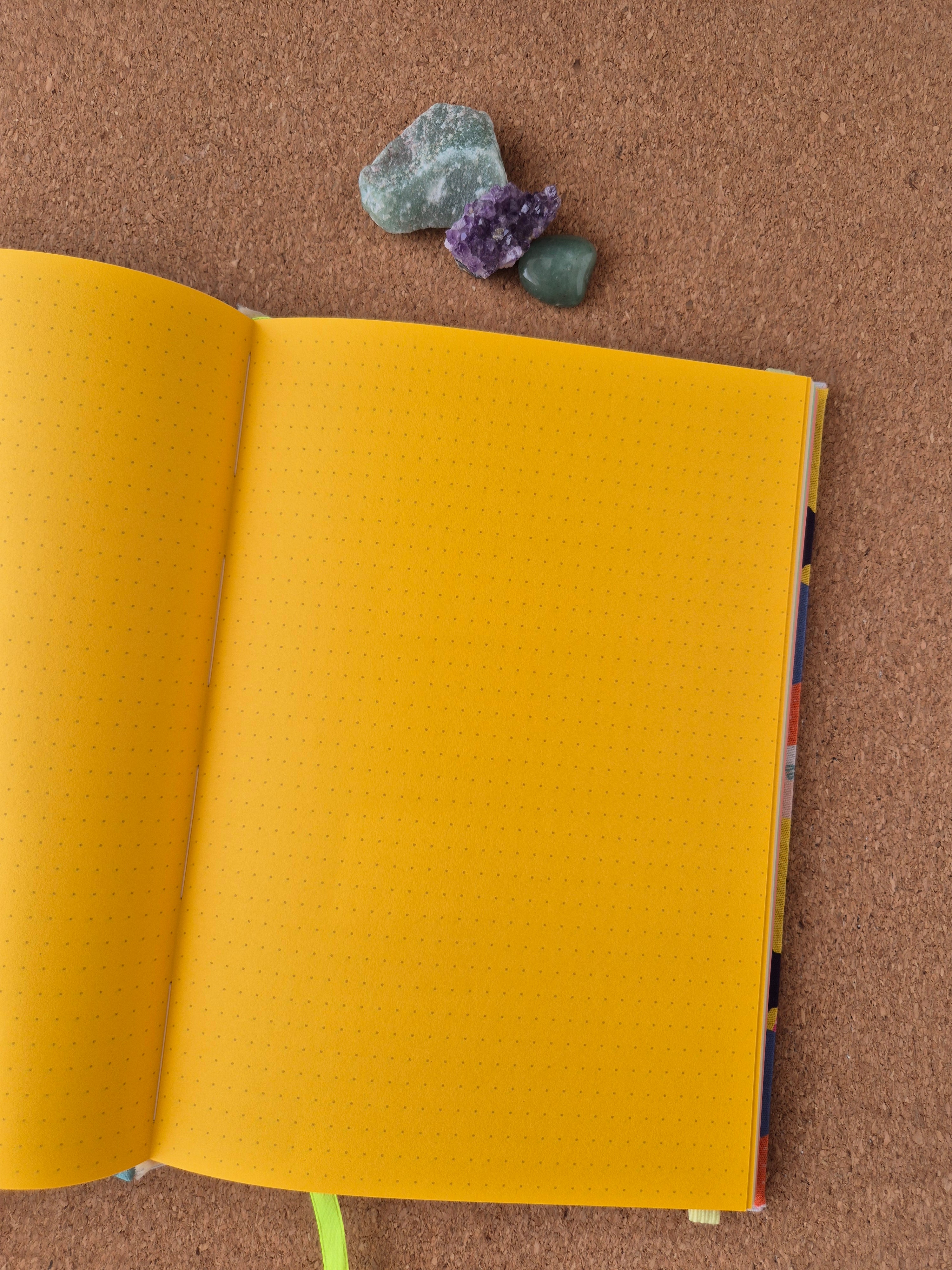 Libreta clásica mediana. Hojas de colores / Mujeres