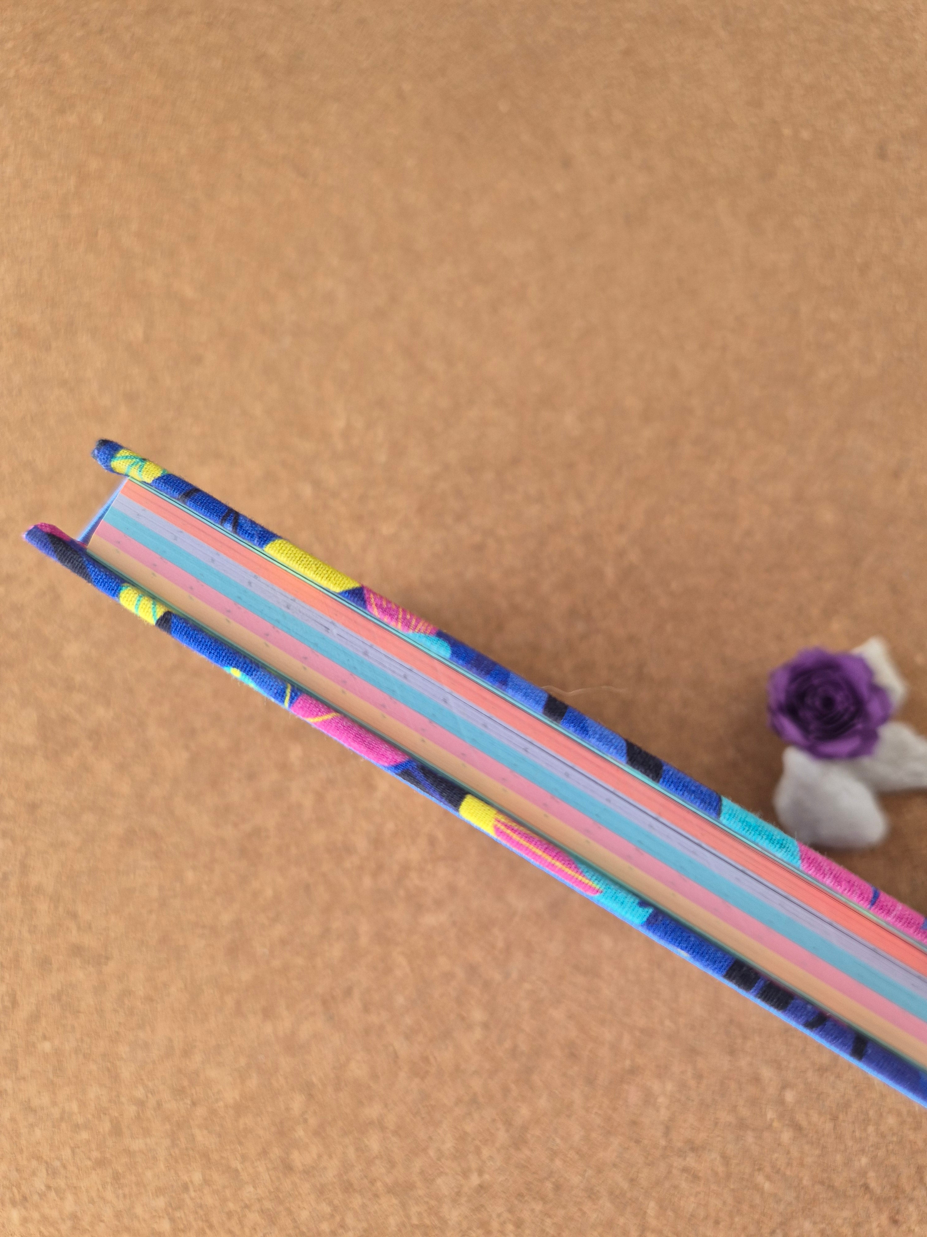 Libreta clásica mediana hojas de colores / Flores