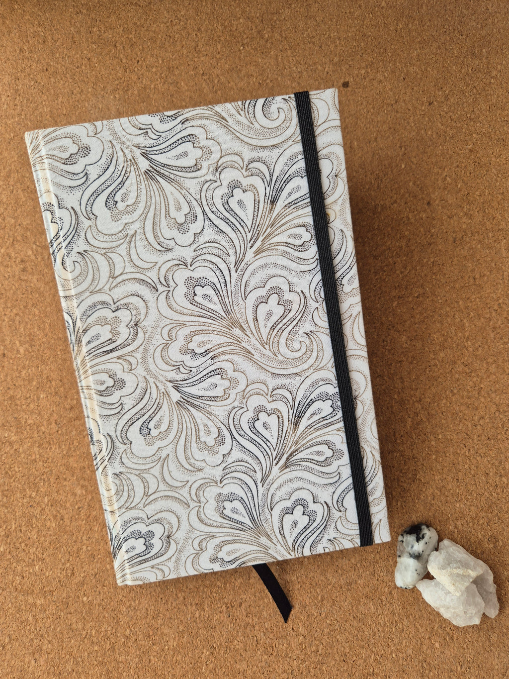 Libreta clásica Mediana Hojas negras / Flores café y negro.