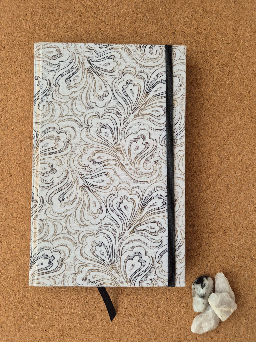 Libreta clásica Mediana Hojas negras / Flores café y negro.