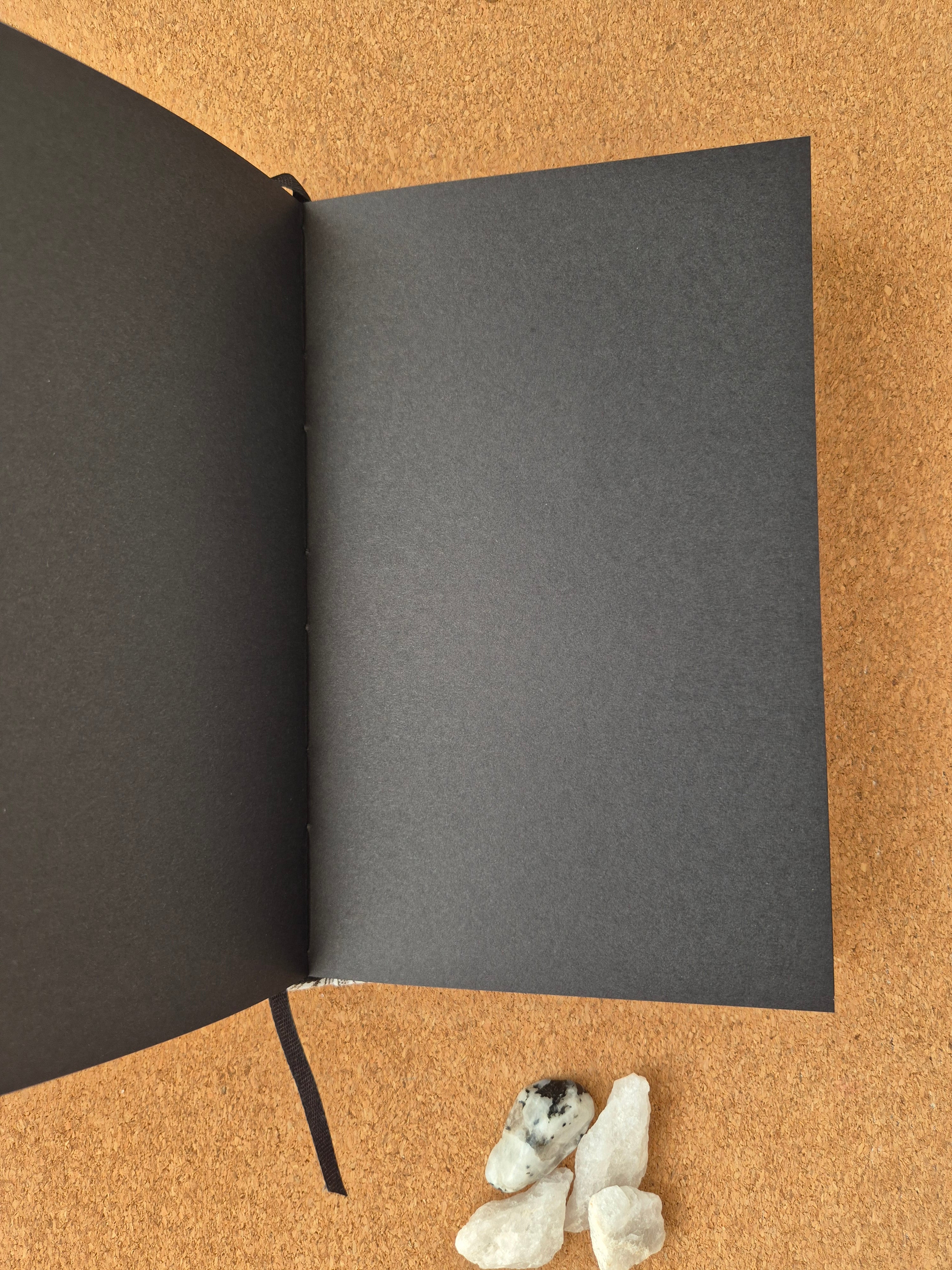 Libreta clásica Mediana Hojas negras / Flores café y negro.