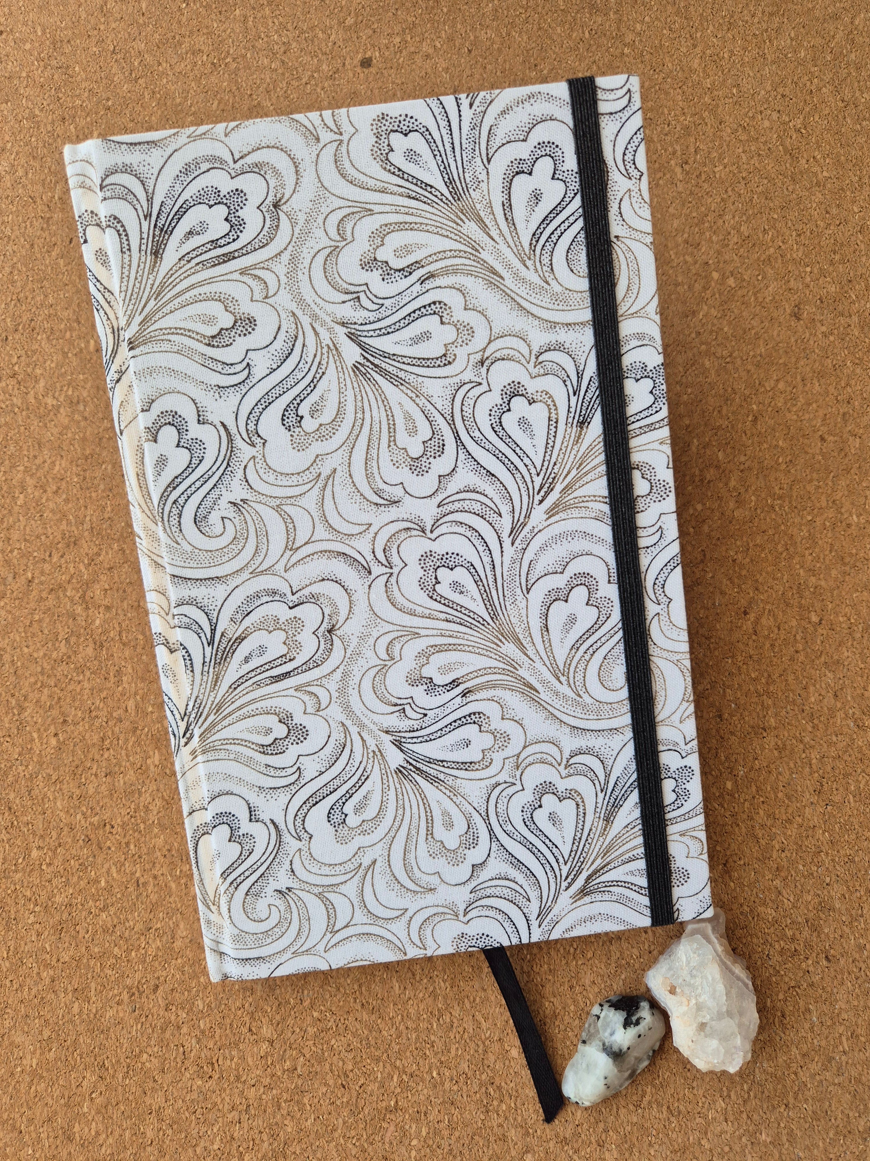 Libreta clásica Mediana / Flores café y negro