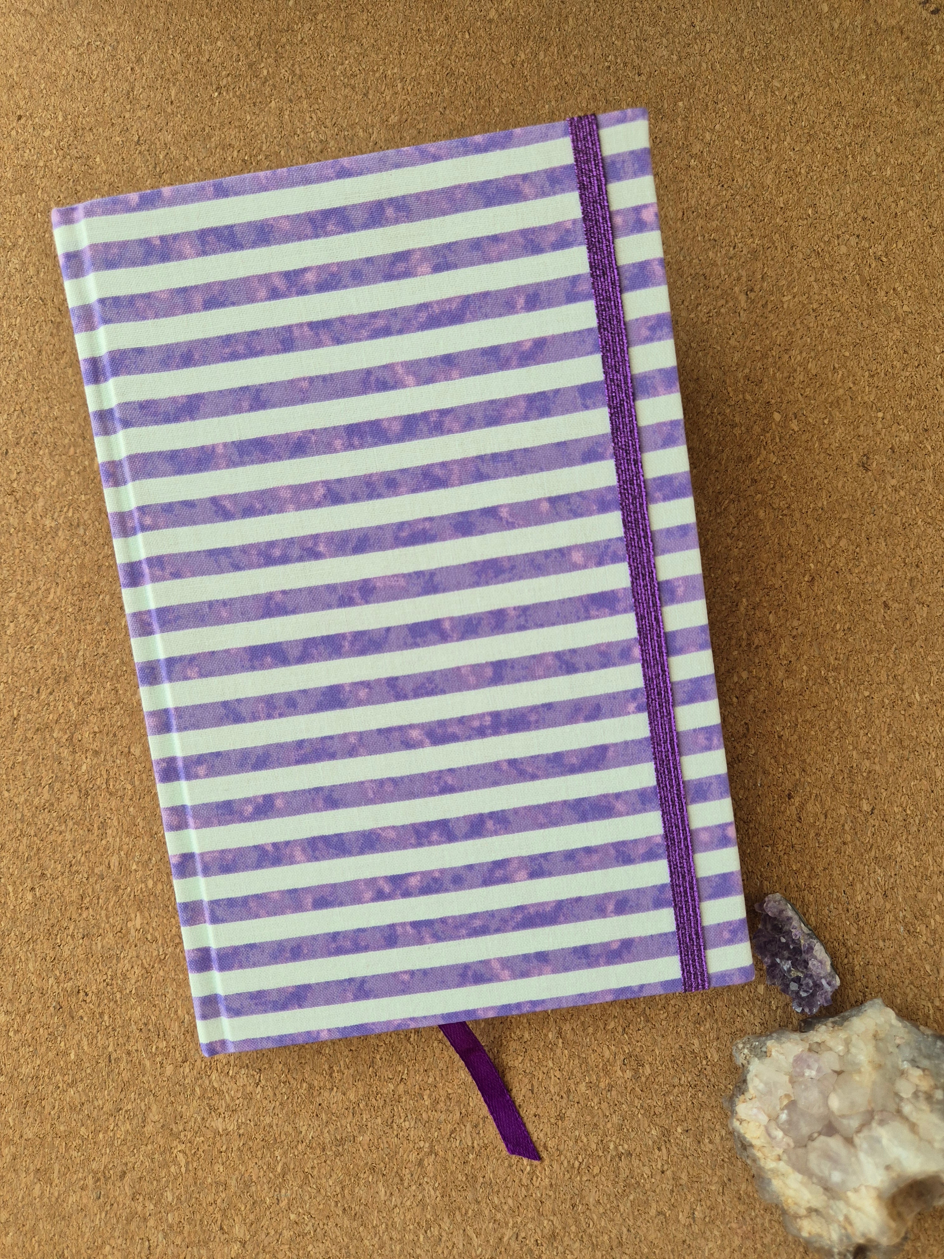 Libreta clásica Mediana / Líneas lilas y blancas