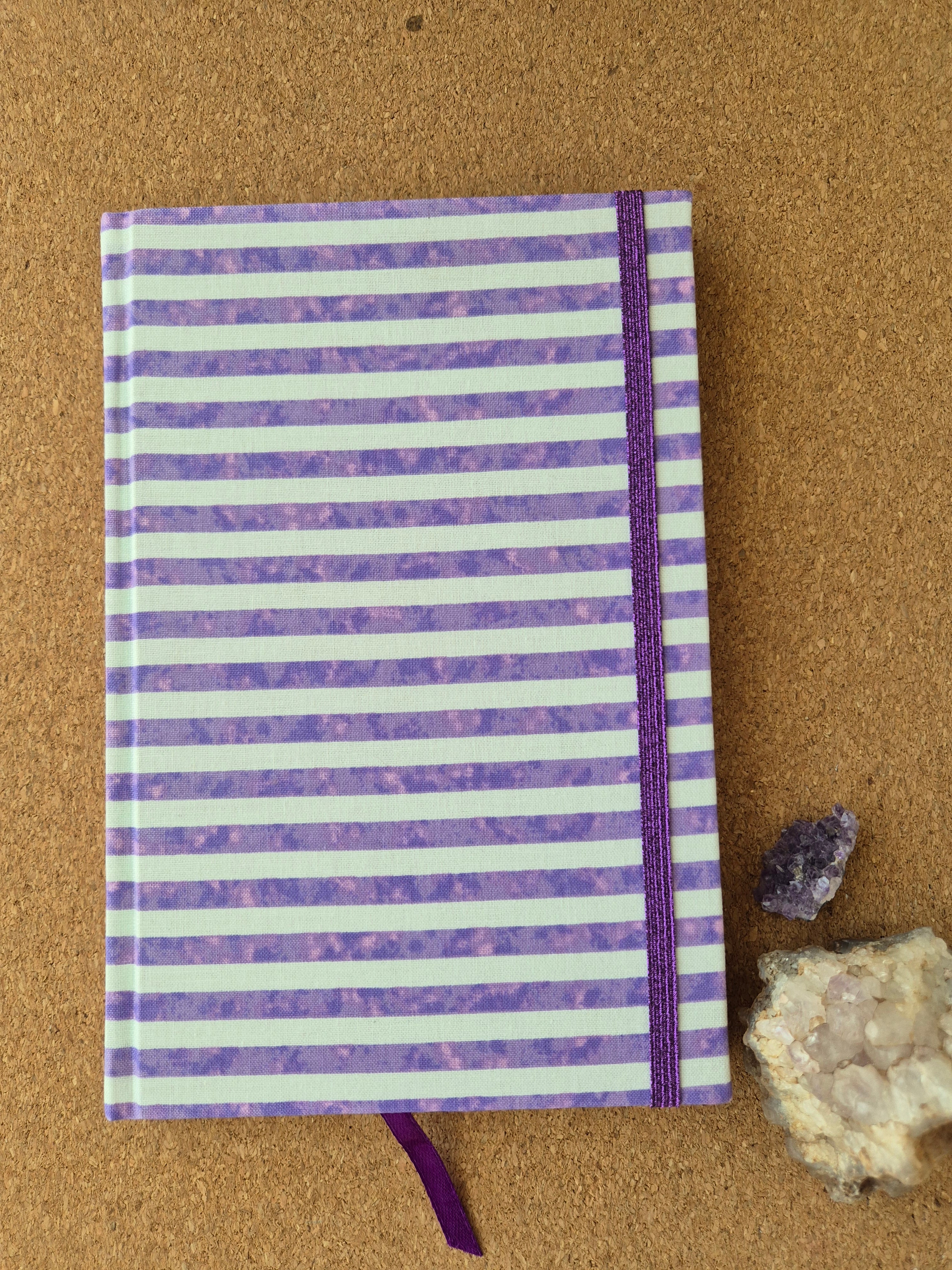 Libreta clásica Mediana / Líneas lilas y blancas