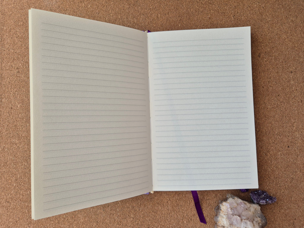 Libreta clásica Mediana / Líneas lilas y blancas