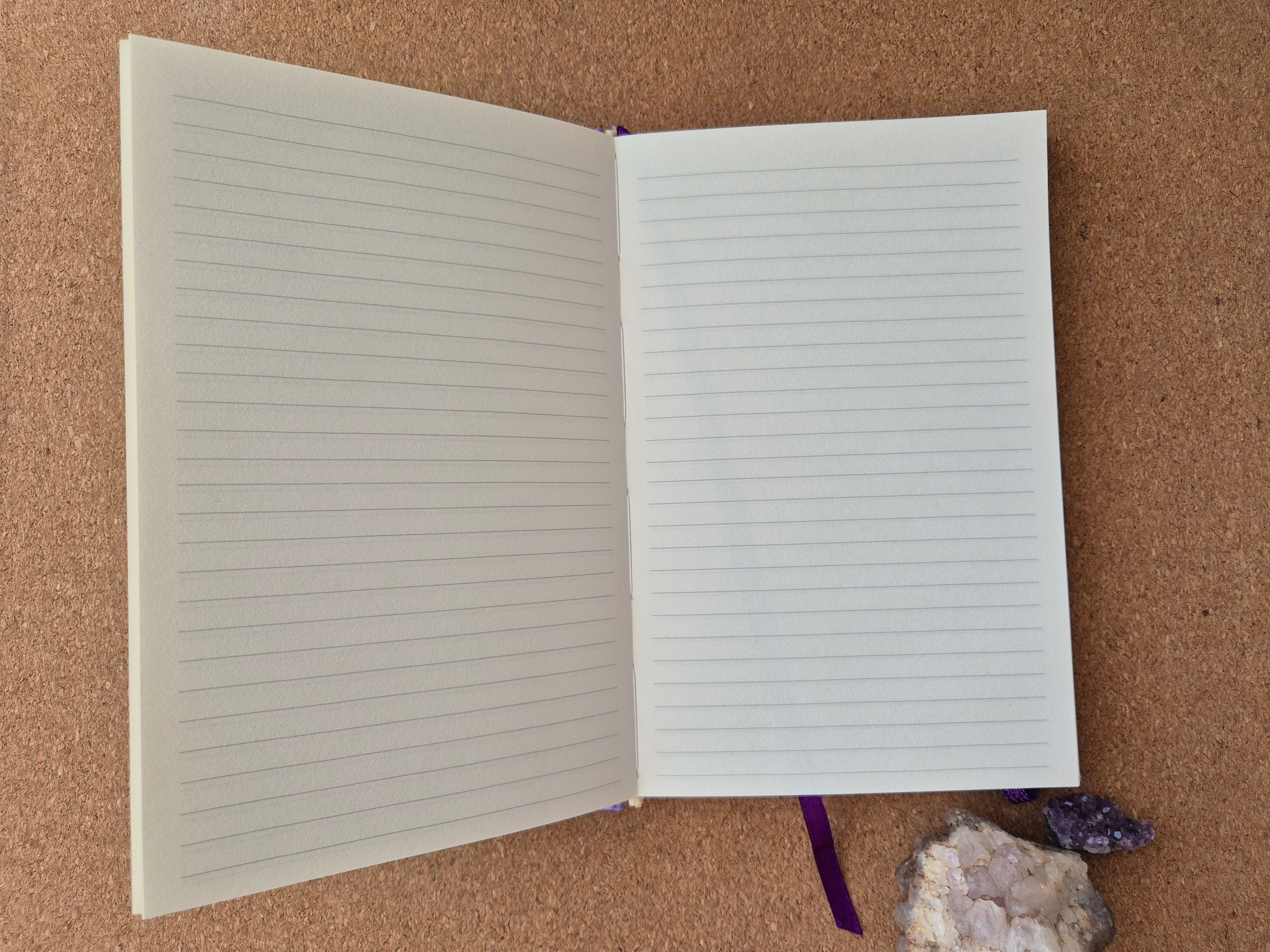 Libreta clásica Mediana / Líneas lilas y blancas