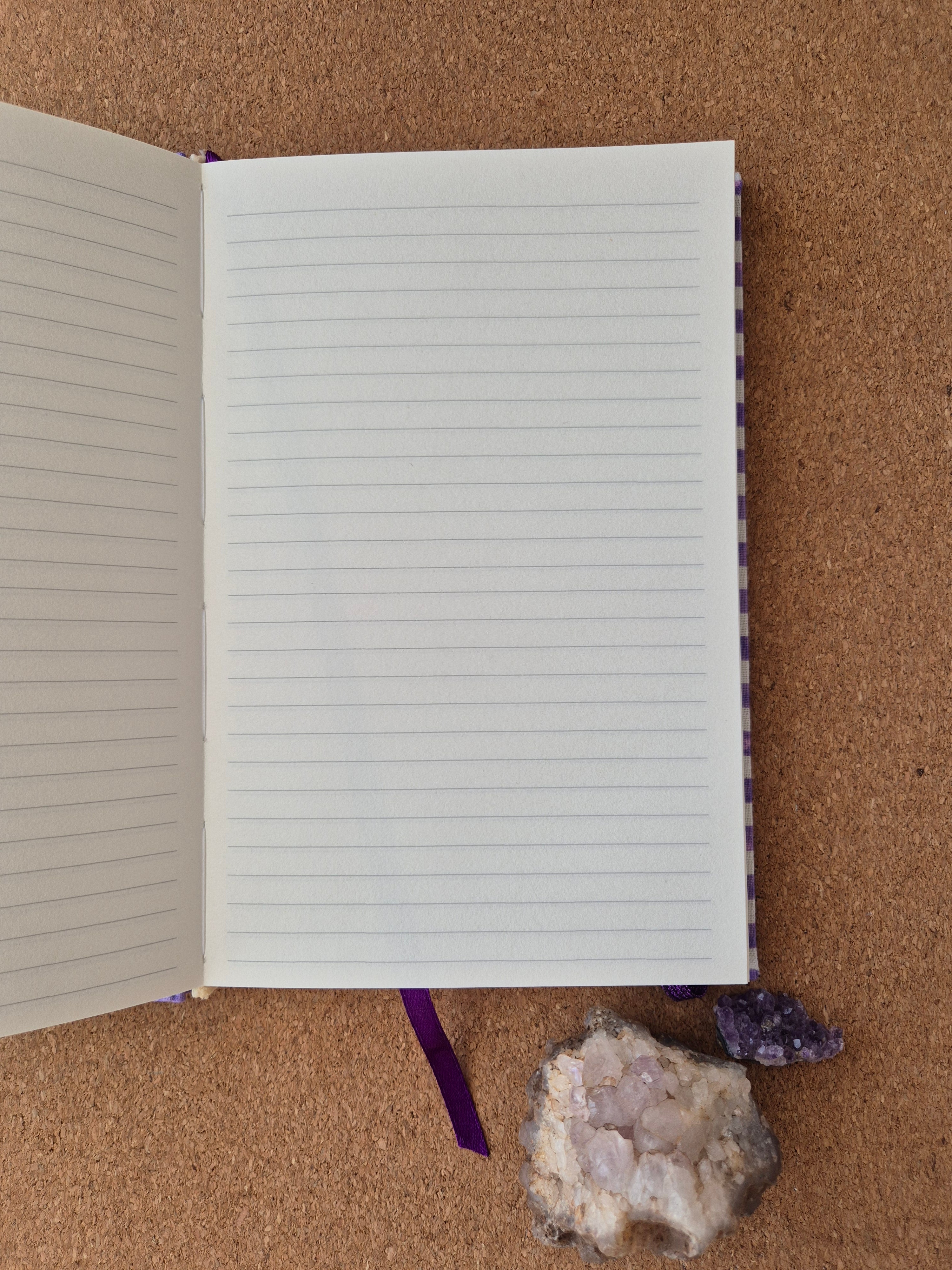 Libreta clásica Mediana / Líneas lilas y blancas