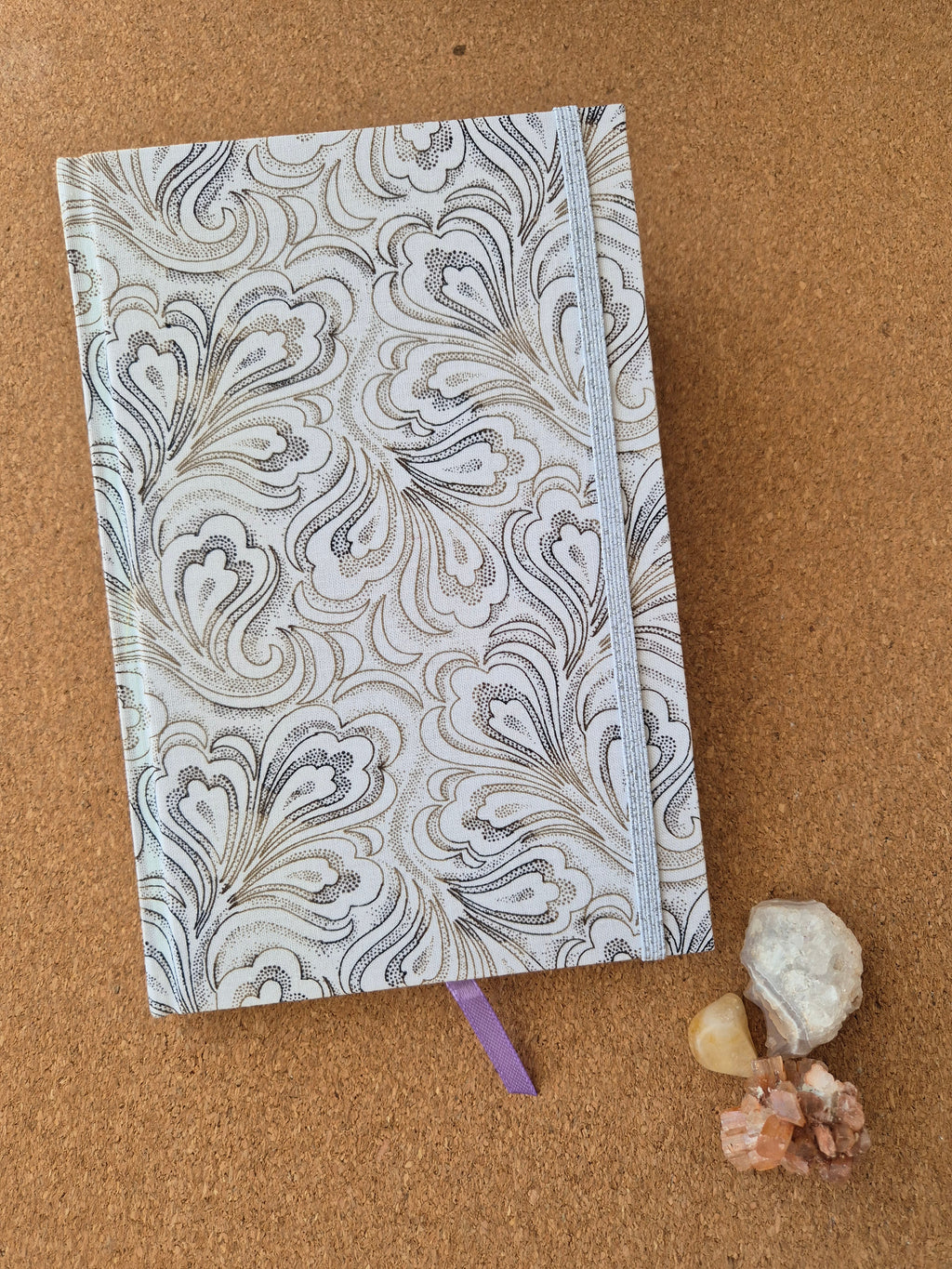 Libreta clásica Mediana / Hojas café y negras (elástico plateado)