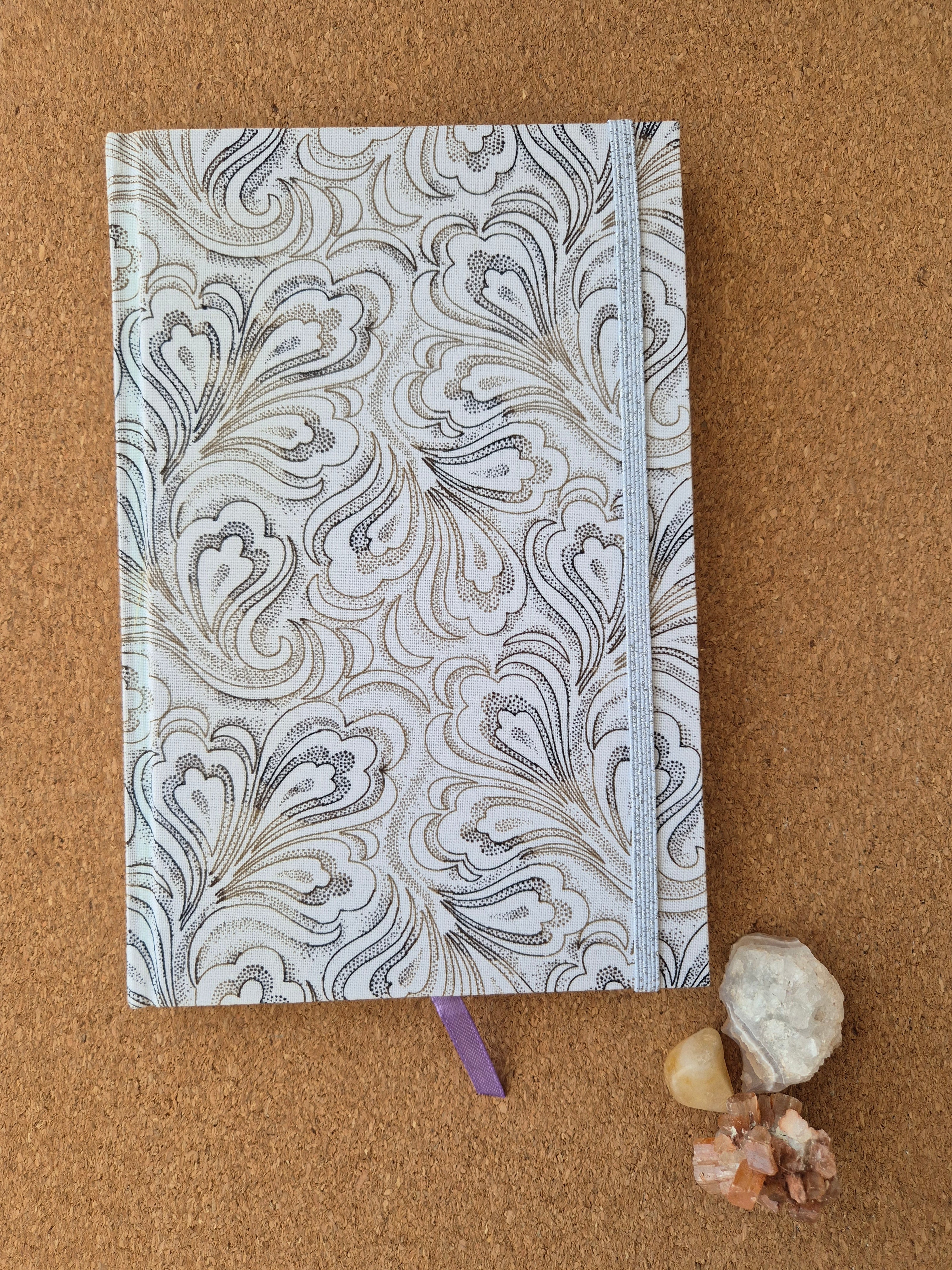 Libreta clásica Mediana / Hojas café y negras (elástico plateado)