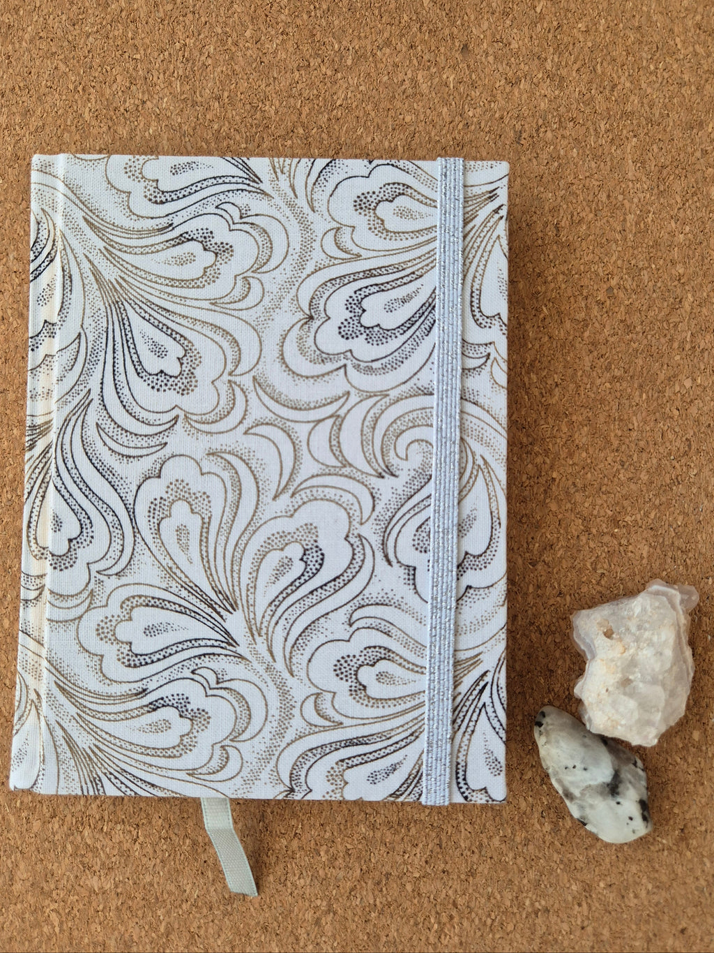 Libreta clásica pequeña / Flores café y negras
