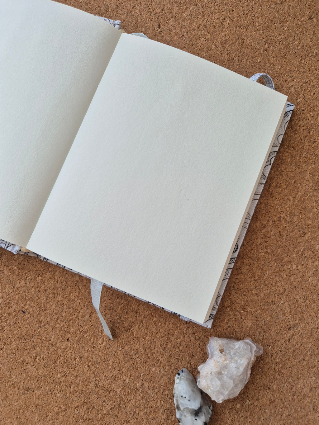 Libreta clásica pequeña / Flores café y negras