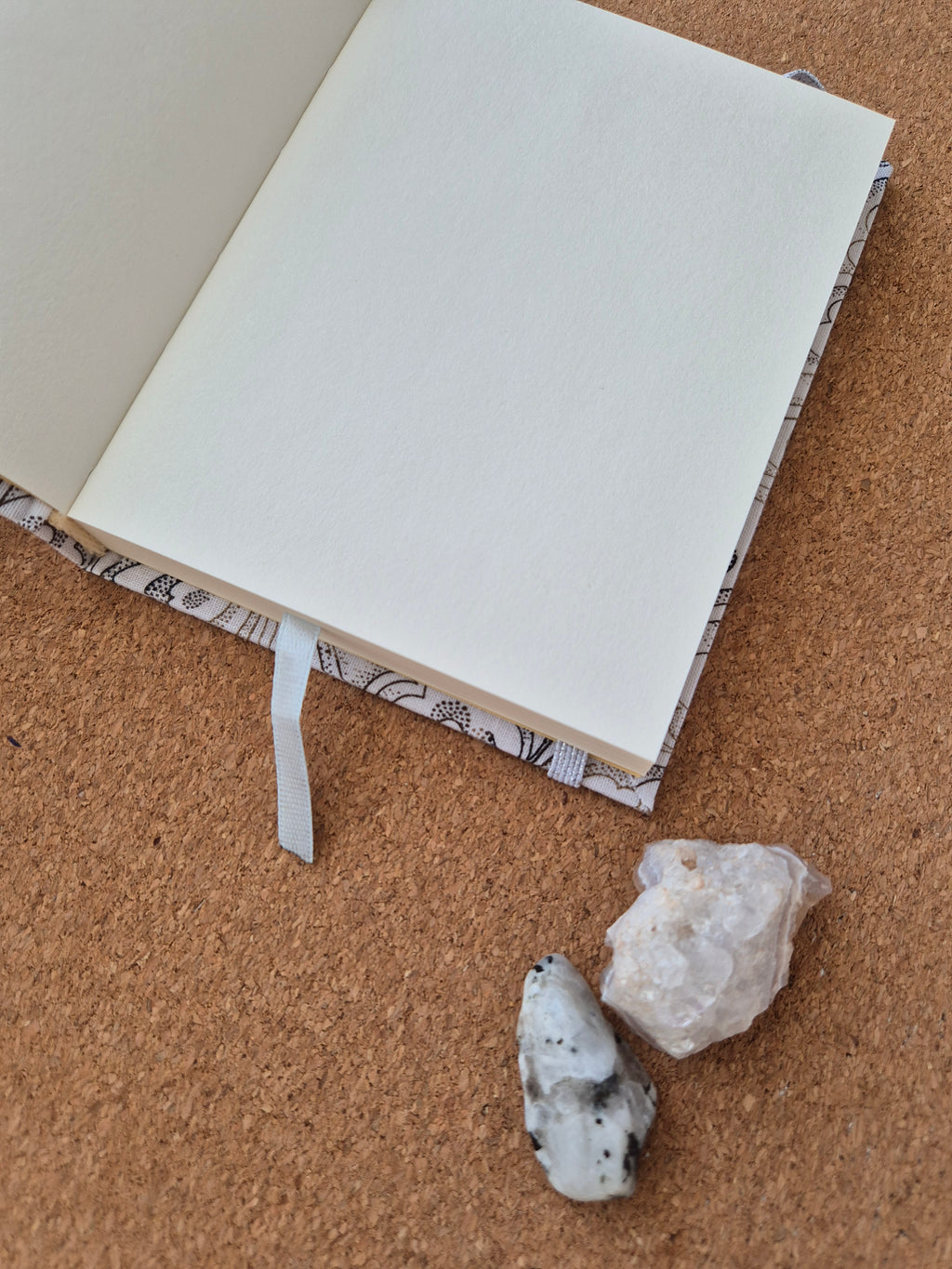Libreta clásica pequeña / Flores café y negras