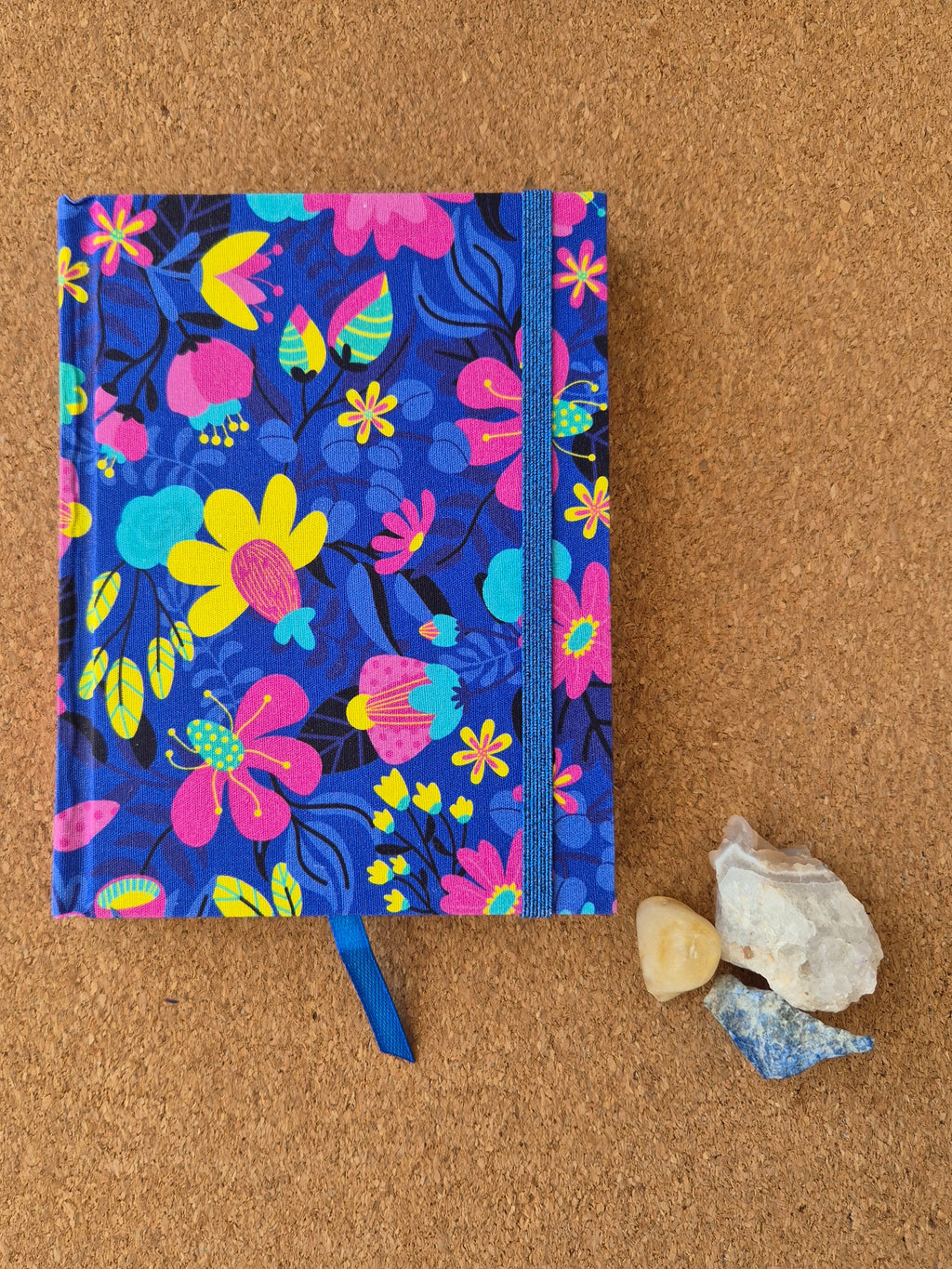 Libreta clásica pequeña / Flores fondo azul