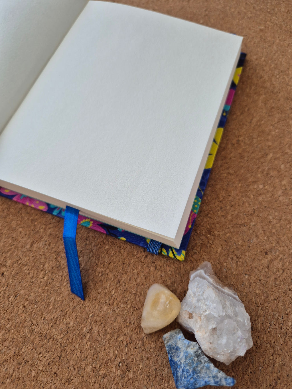 Libreta clásica pequeña / Flores fondo azul