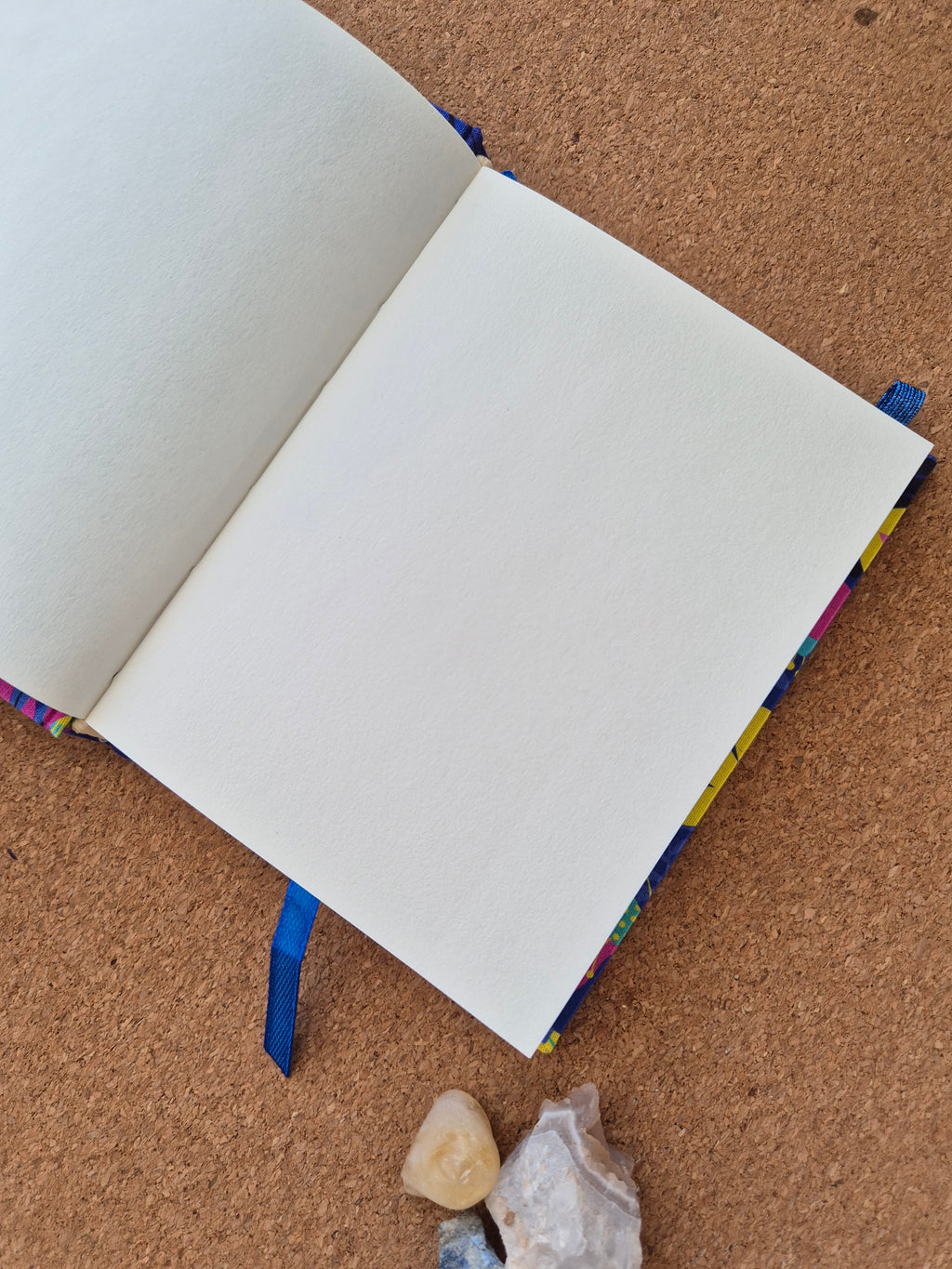 Libreta clásica pequeña / Flores fondo azul