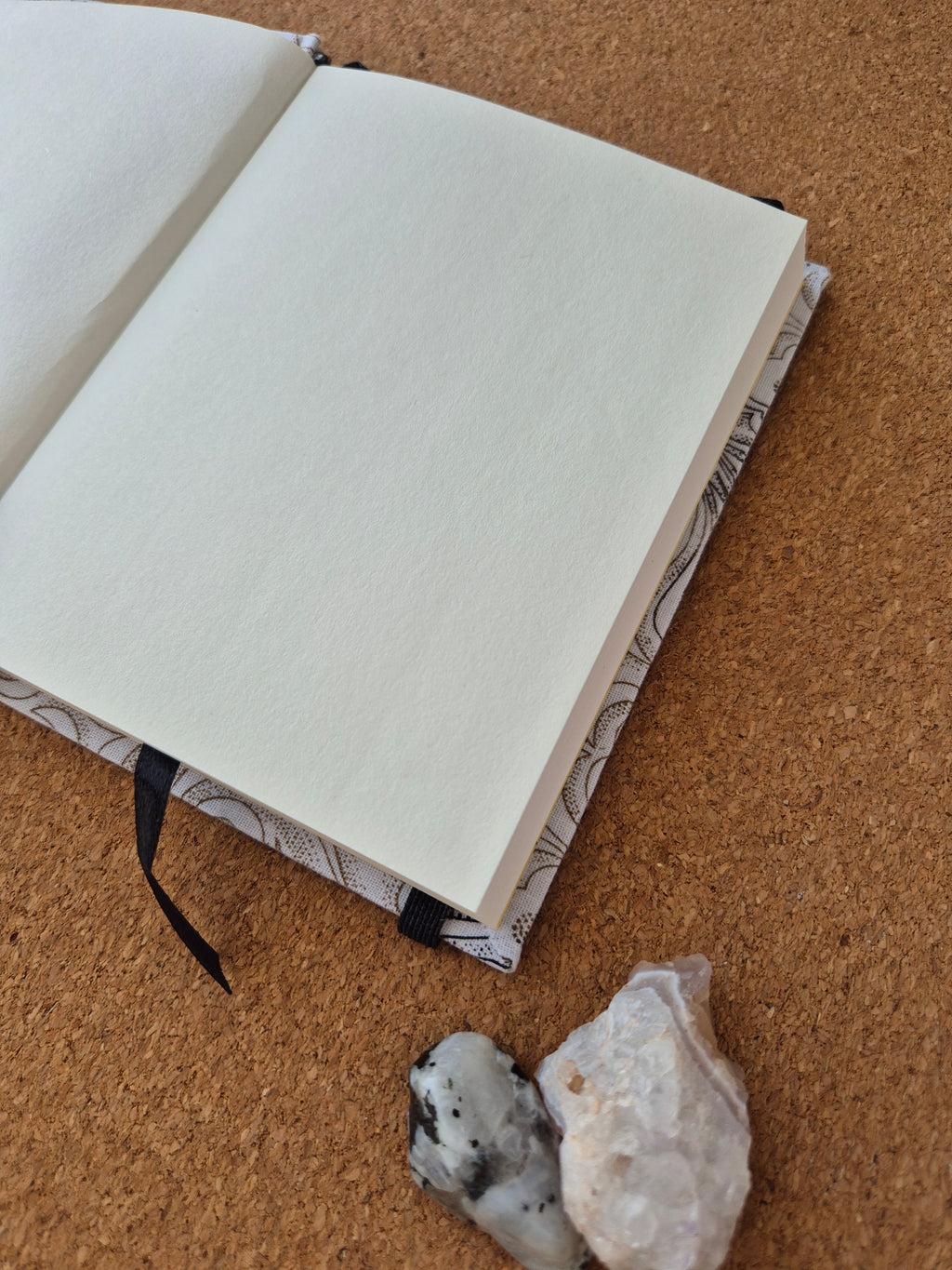 Libreta clásica pequeña / Flores café y negras