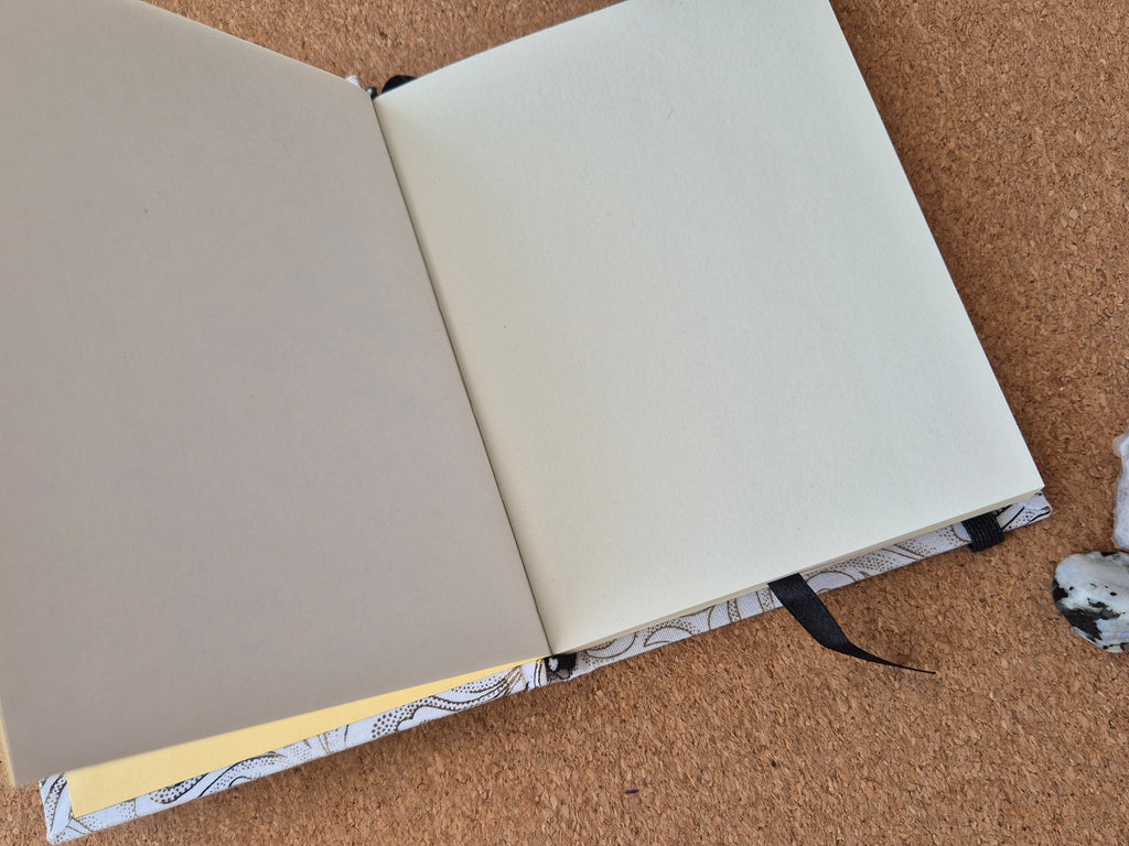 Libreta clásica pequeña / Flores café y negras