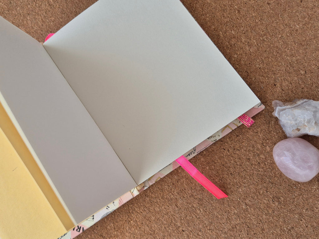 Libreta clásica pequeña / Triángulos (elástico rosa dorado)