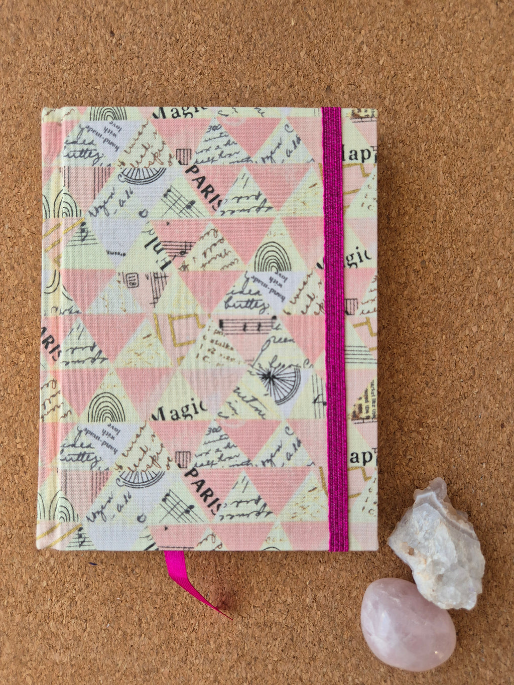 Libreta clásica pequeña / Tiángulos (elástico fucsia)