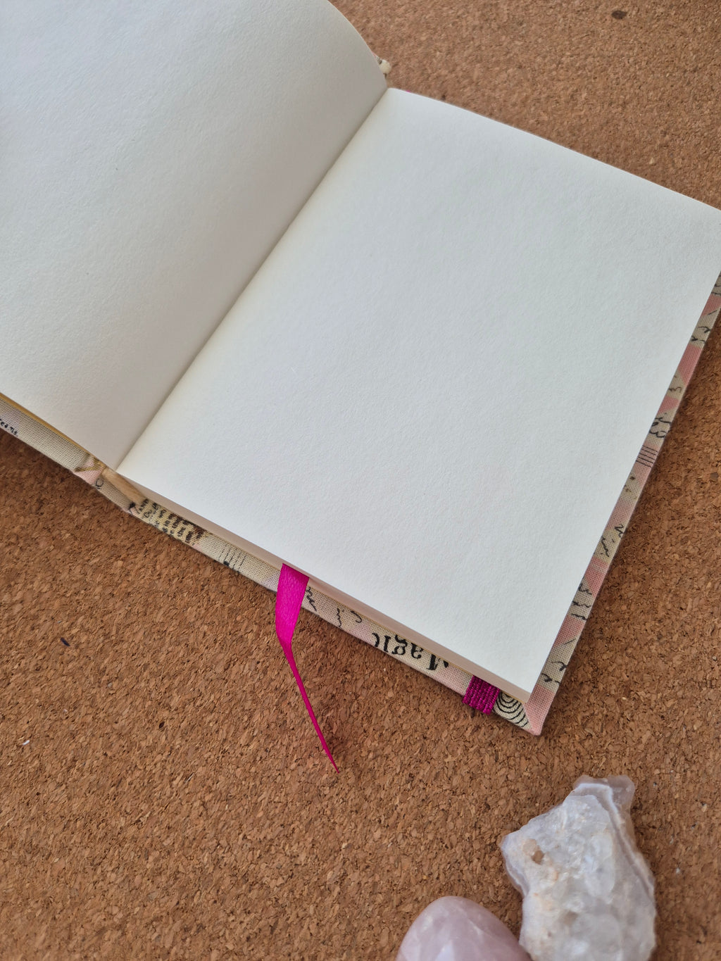 Libreta clásica pequeña / Tiángulos (elástico fucsia)