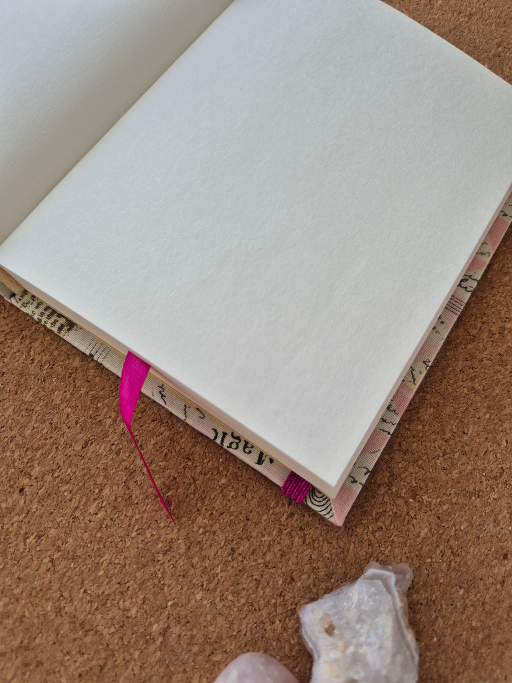 Libreta clásica pequeña / Tiángulos (elástico fucsia)