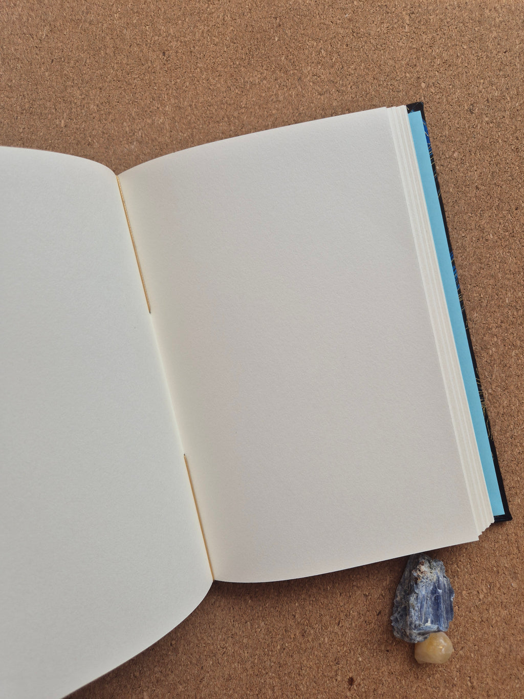 Libreta Mediana Costura de Ojal / Plumas